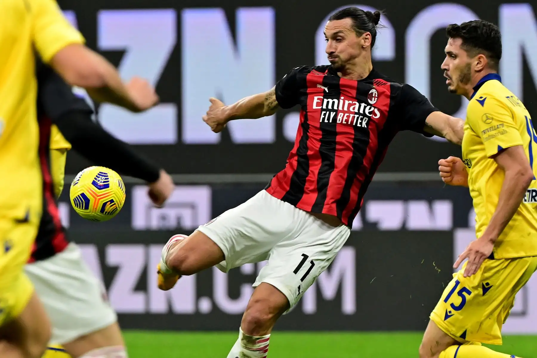 El delantero del AC Milan Zlatan Ibrahimovic de Suecia patea el balón durante el partido de fútbol de la Serie A italiana entre el AC Milan y el Hellas Verona en el estadio San Siro de Milán.
Foto: AFP
