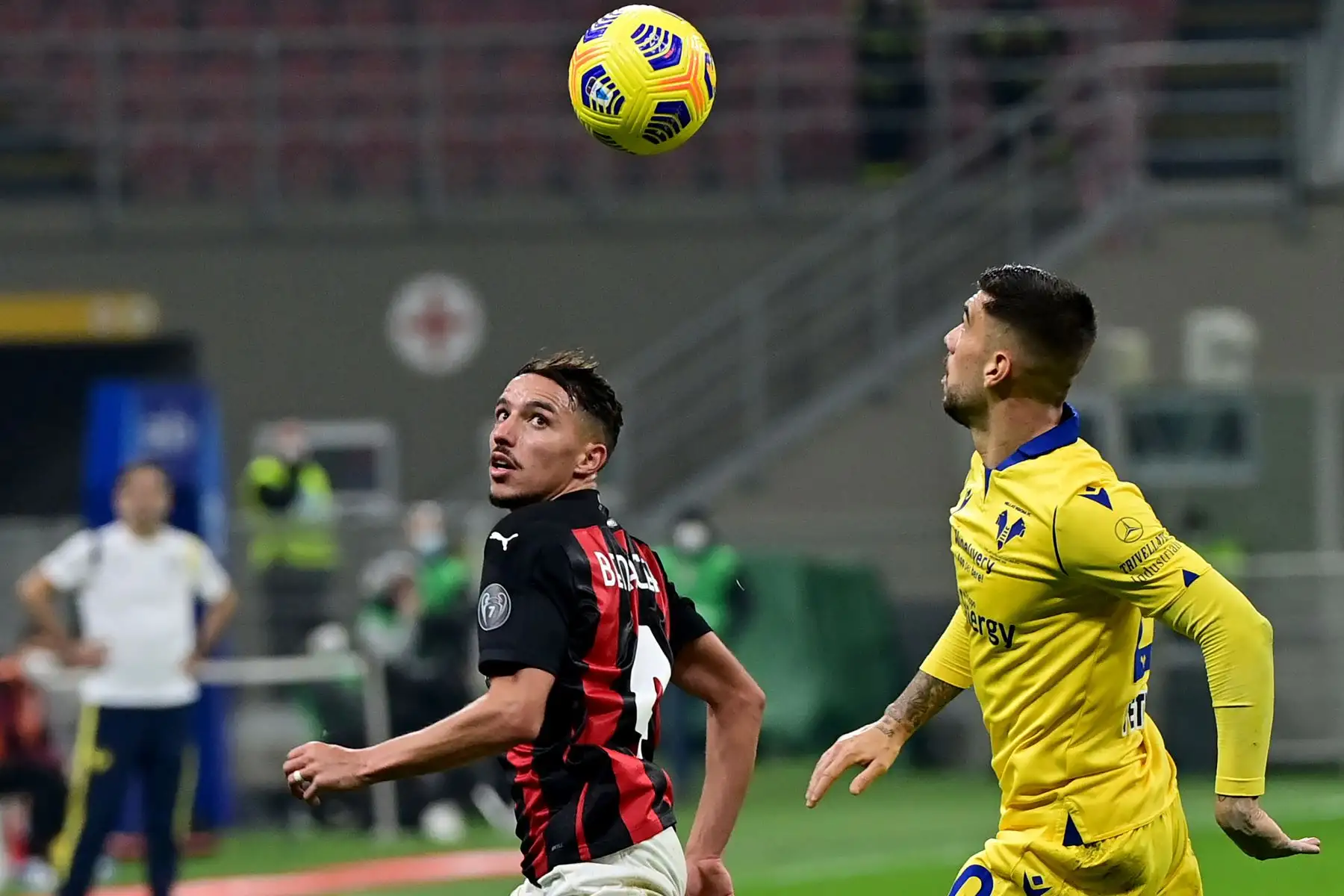 El mediocampista argelino del AC Milan Ismael Bennacer lucha por el balón con el mediocampista italiano de Hellas Verona Mattia Zaccagni durante el partido de fútbol de la Serie A italiana AC Milan vs Hellas Verona en el Estadio San Siro en Milán.
Foto: AFP