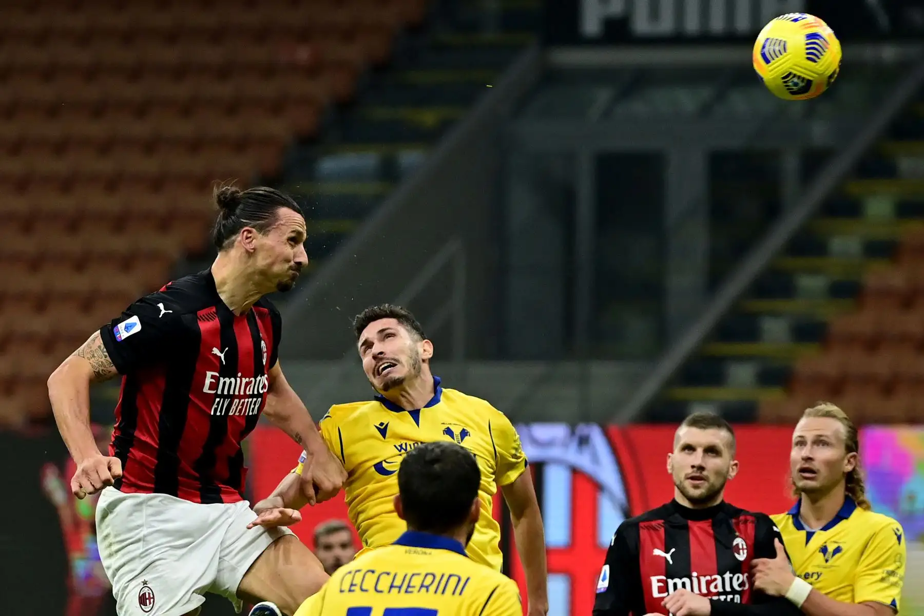 El delantero del Ac Milan Zlatan Ibrahimovic de Suecia dirige el balón para anotar durante el partido de fútbol de la Serie A italiana entre el AC Milan y el Hellas Verona en el estadio San Siro de Milán.
Foto: AFP