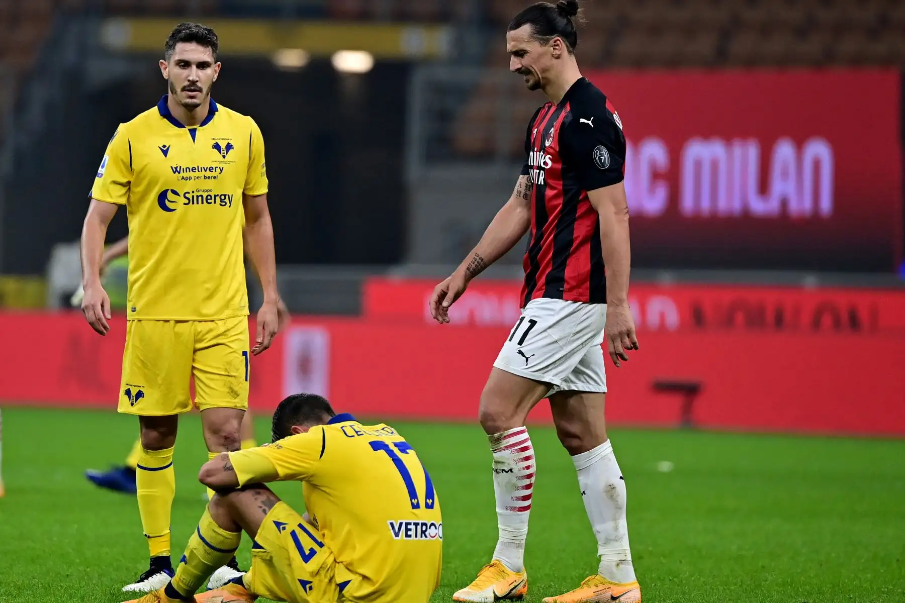El delantero del Ac Milan Zlatan Ibrahimovic de Suecia reacciona al final del partido de fútbol de la Serie A italiana entre el AC Milan y el Hellas Verona en el estadio San Siro de Milán.
Foto: AFP