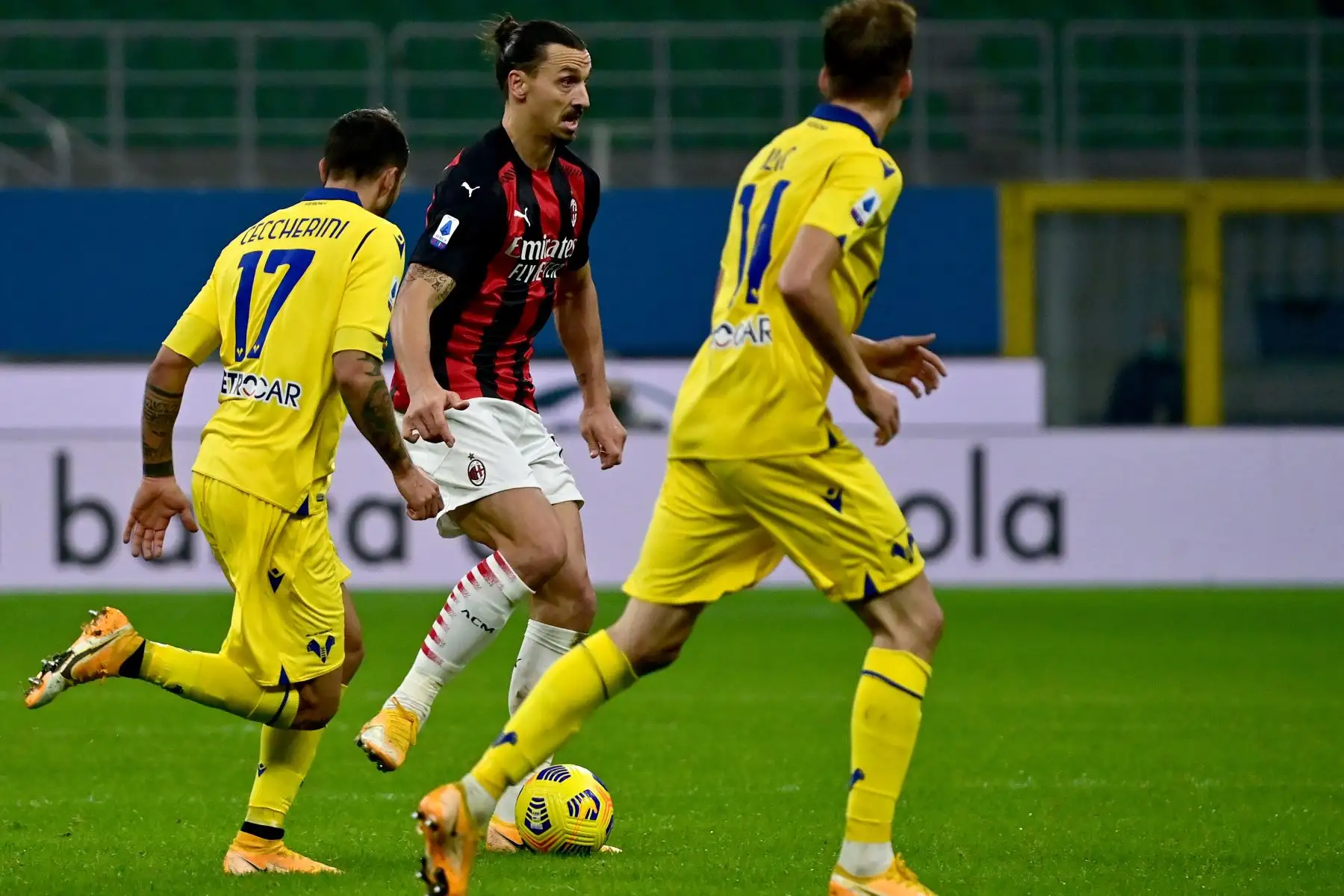 El delantero del Ac Milan Zlatan Ibrahimovic de Suecia lucha por el balón con el defensor del Hellas Verona Salvatore Bocchetti de Italia durante el partido de fútbol de la Serie A italiana entre el AC Milan y el Hellas Verona en el estadio San Siro de Milán.
Foto: AFP