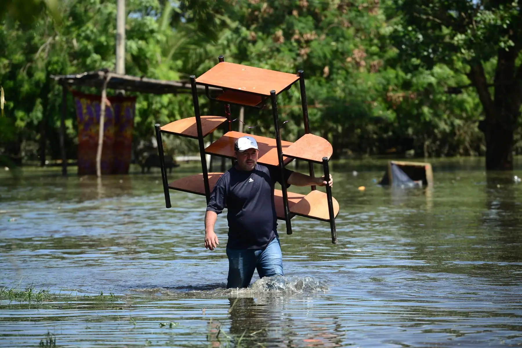 Un hombre camina por una calle inundada cargando un mueble en el municipio de Baracoa, departamento de Cortés, Honduras. Decenas de personas han muerto o siguen desaparecidas debido a que los restos del huracán Eta.
Foto: AFP