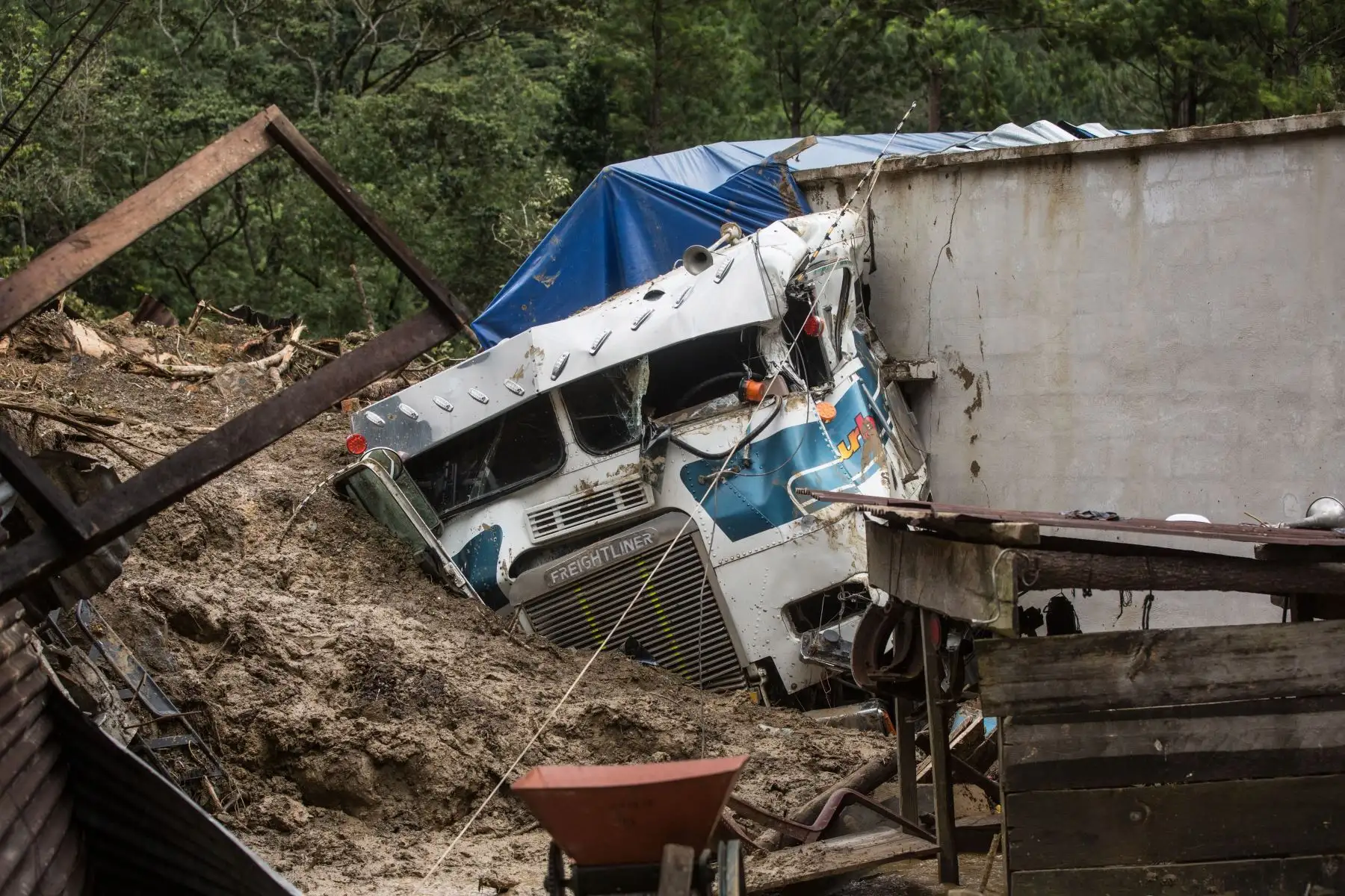 Un camión está cubierto de barro al costado de un deslizamiento de muslo causado por el paso del huracán Eta en el pueblo de Queja, en San Cristóbal Verapaz, Guatemala.
Foto: AFP