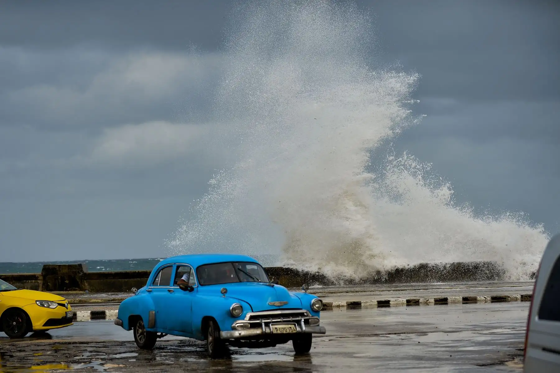 Vista del malecón habanero cuando se acerca la tormenta tropical Eta, en La Habana. La tormenta tropical Eta trajo fuertes vientos y lluvias torrenciales a Cuba  después de haber abierto un camino destructivo y mortal a través de partes de Centroamérica y el sur de México.
Foto: AFP