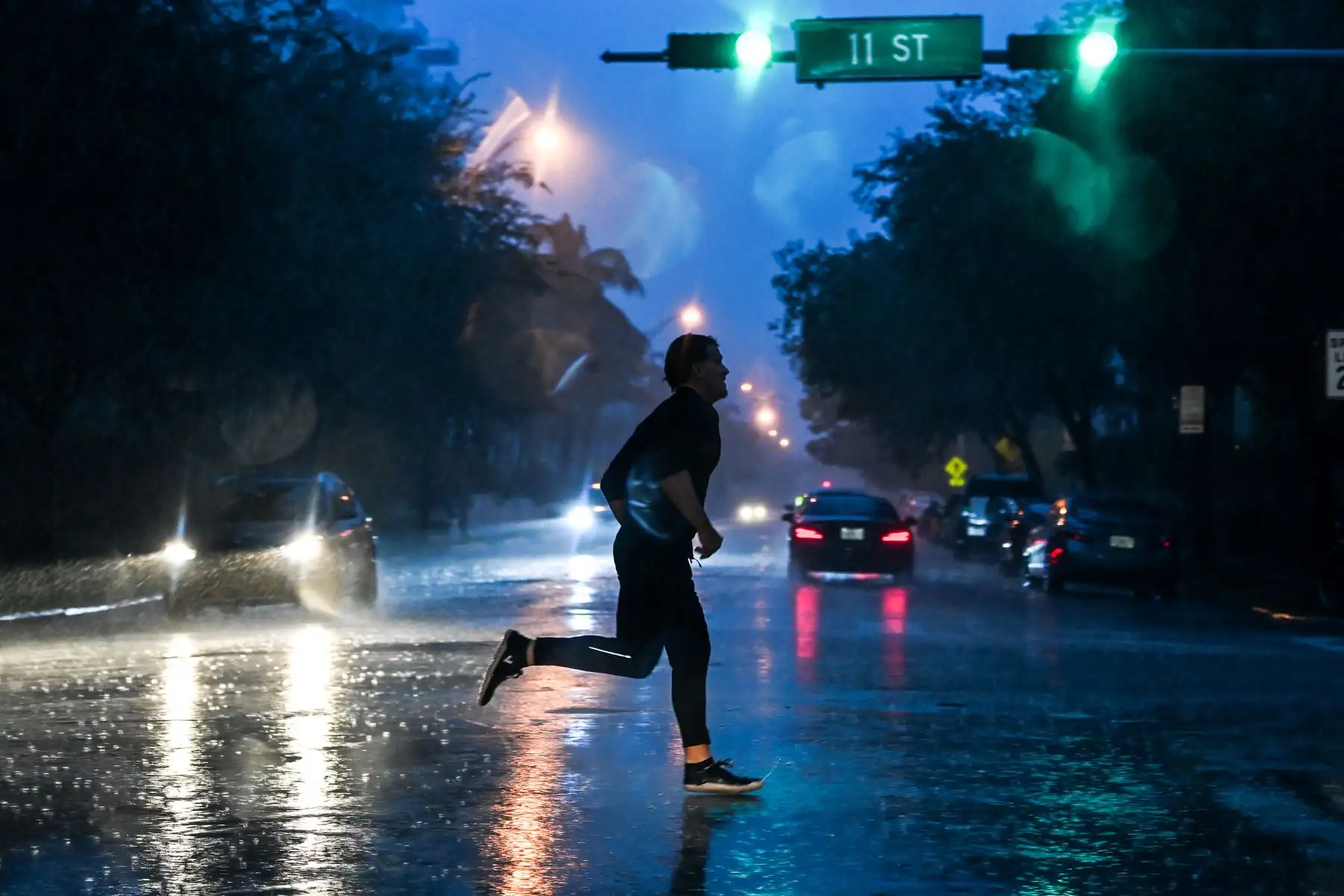 Un hombre cruza la calle durante fuertes lluvias y vientos mientras la tormenta tropical Eta se acerca al sur de Florida, en Miami, Florida.
Foto: AFP