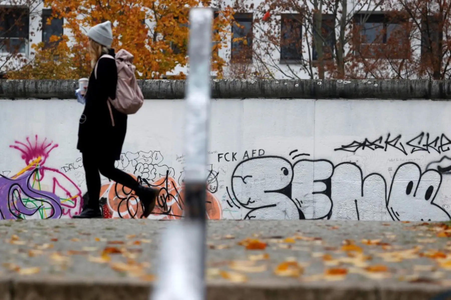 Una mujer camina por un tramo de los restos del Muro de Berlín conocido como East Side Gallery en la capital alemana. Hoy es el 31 aniversario del día en que cayó el Muro de Berlín en 1989. El Muro de Berlín fue construido en 1961, en un momento en que Europa estaba dividida en dos y el muro mismo dividía la capital alemana de Berlín durante 28 años.

Foto: AFP