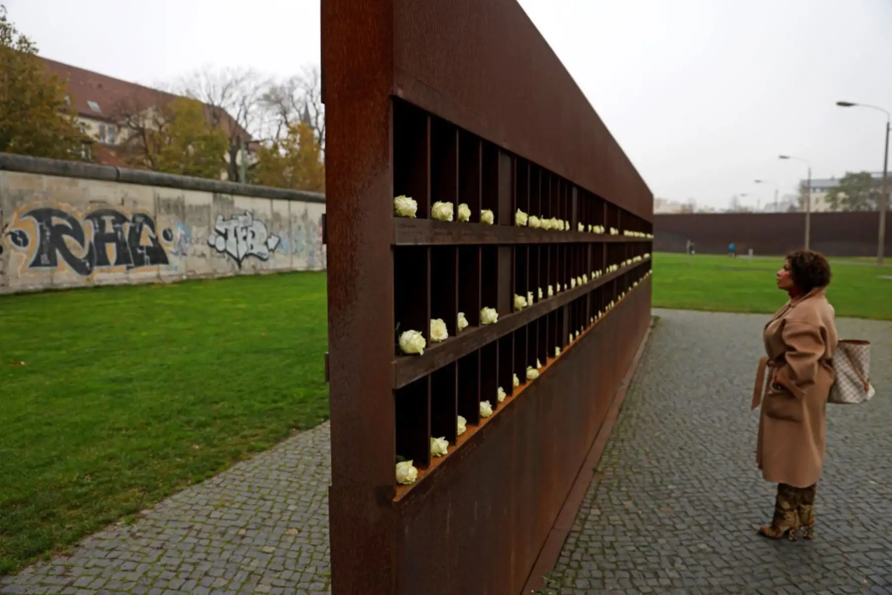 Se colocan flores junto a retratos de alemanes orientales asesinados tratando de huir en un monumento a lo largo de un tramo de los restos del Muro de Berlín. Hoy es el 31 aniversario del día en que cayó el Muro de Berlín en 1989. El Muro de Berlín fue construido en 1961, en un momento en que Europa estaba dividida en dos y el muro mismo dividía la capital alemana de Berlín durante 28 años.

Foto: AFP