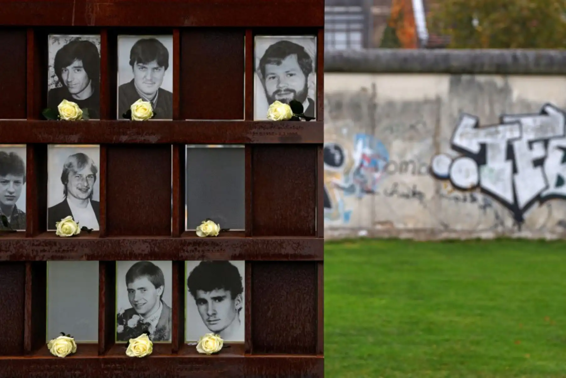 Se colocan flores junto a retratos de alemanes orientales asesinados tratando de huir en un monumento a lo largo de un tramo de los restos del Muro de Berlín. Hoy es el 31 aniversario del día en que cayó el Muro de Berlín en 1989. El Muro de Berlín fue construido en 1961, en un momento en que Europa estaba dividida en dos y el muro mismo dividía la capital alemana de Berlín durante 28 años.

Foto: AFP