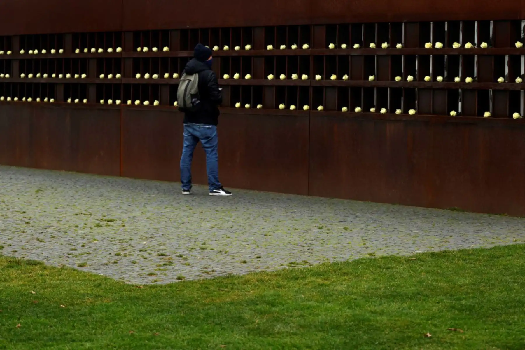 Un hombre se detiene a observar retratos de alemanes orientales asesinados tratando de huir en un monumento a lo largo de un tramo de los restos del Muro de Berlín. Hoy es el 31 aniversario del día en que cayó el Muro de Berlín en 1989. El Muro de Berlín fue construido en 1961, en un momento en que Europa estaba dividida en dos y el muro mismo dividía la capital alemana de Berlín durante 28 años.

Foto: AFP