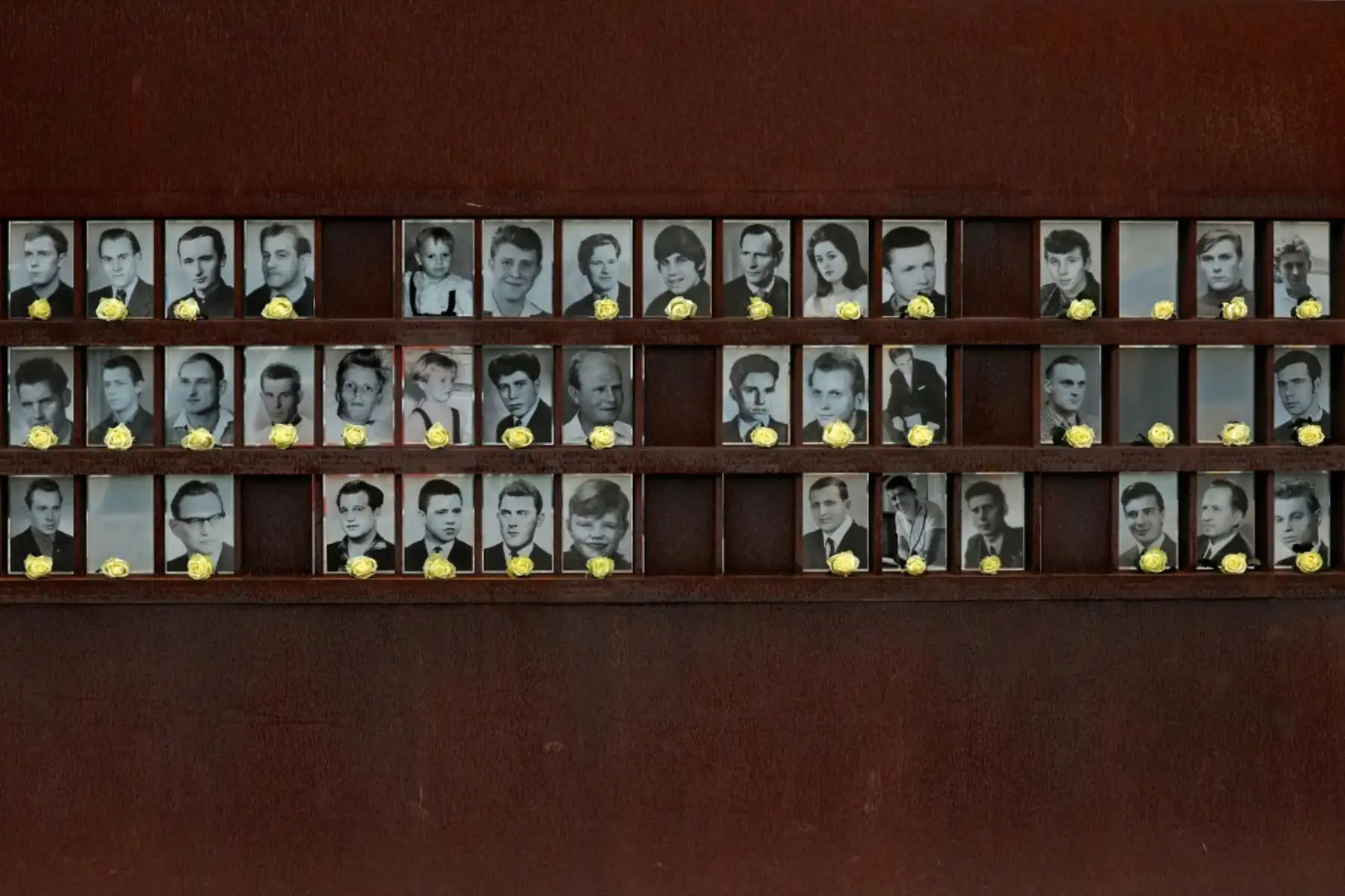 Fotografías de alemanes orientales asesinados durante su intento de escape en un monumento a lo largo de un tramo de los restos del Muro de Berlín. Hoy es el 31 aniversario del día en que cayó el Muro de Berlín en 1989. El Muro de Berlín fue construido en 1961, en un momento en que Europa estaba dividida en dos y el muro mismo dividía la capital alemana de Berlín durante 28 años.

Foto: AFP