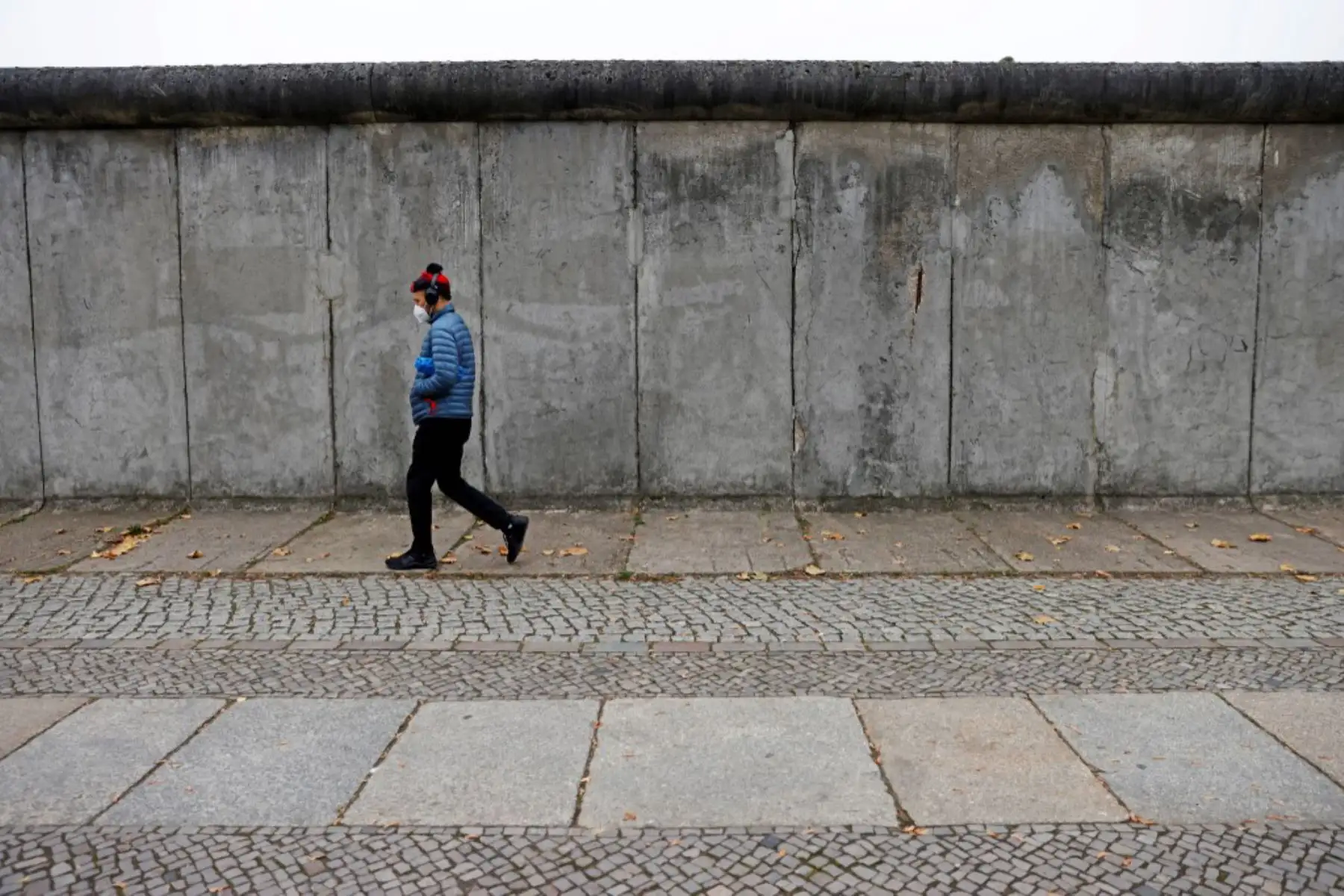 Un hombre camina por un tramo de los restos del Muro de Berlín en Bernauer Strasse . Hoy es el 31 aniversario del día en que cayó el Muro de Berlín en 1989. El Muro de Berlín fue construido en 1961, en un momento en que Europa estaba dividida en dos y el muro mismo dividía la capital alemana de Berlín durante 28 años.

Foto: AFP
