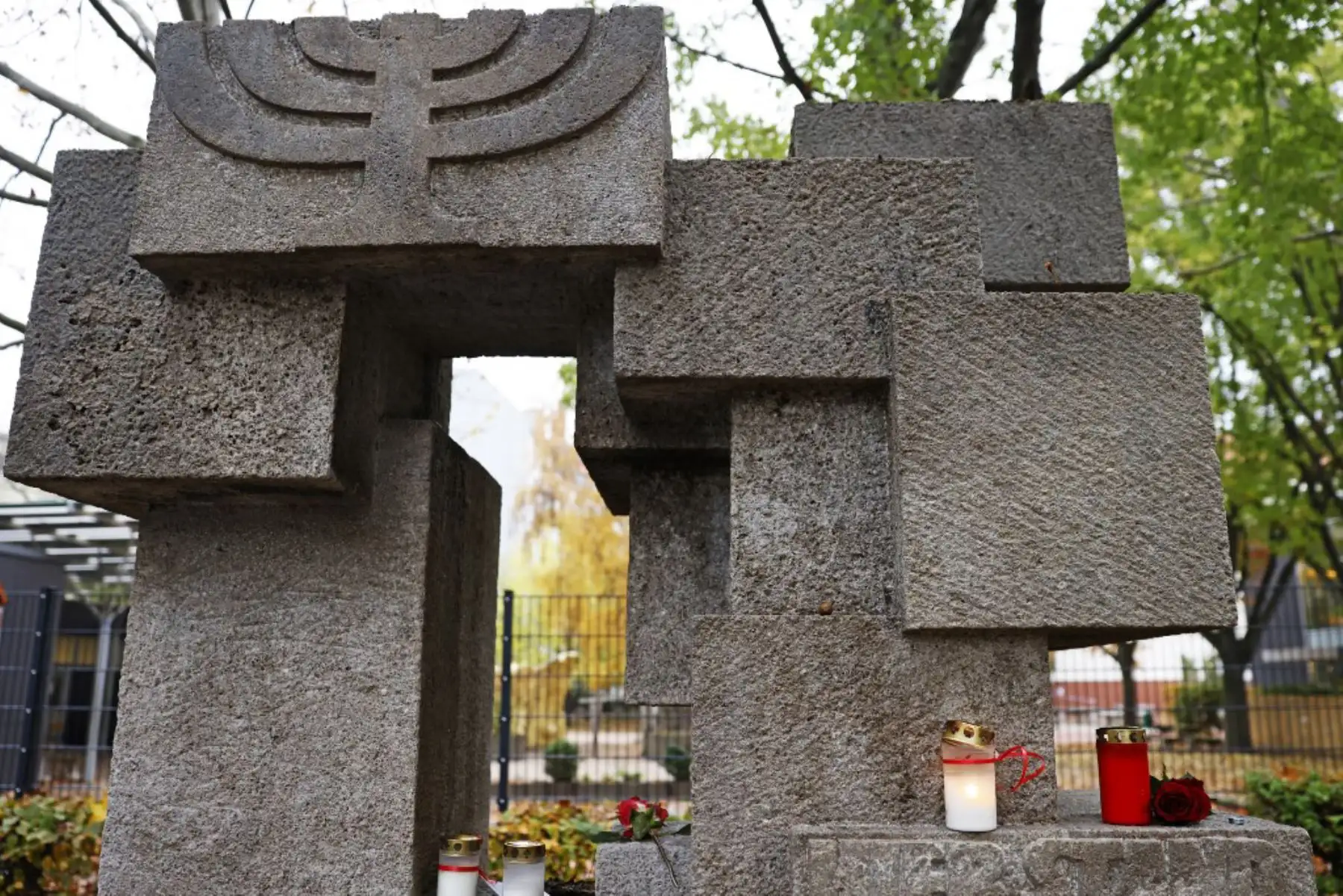 Se colocan flores y velas en un monumento a la sinagoga Muenchener Strasse en Berlín  en el aniversario del pogromo nazi de la Kristallnacht.  El edificio sobrevivió al pogromo de 1938 antes de ser demolido después de la Segunda Guerra Mundial, el sitio y su monumento se utilizan para recordar las atrocidades llevadas a cabo del 9 al 10 de noviembre de 1938 cuando los líderes nazis desataron una serie de pogromos contra la población judía en Alemania y los territorios recientemente incorporados. . El evento se conoce como Kristallnacht (La noche de los cristales rotos) debido a los cristales rotos que cubrieron las calles después del vandalismo y la destrucción de negocios, sinagogas y hogares de propiedad judía.

Foto: AFP