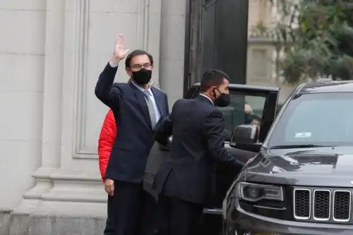 Presidente Vizcarra se dirige a la sede del Congreso