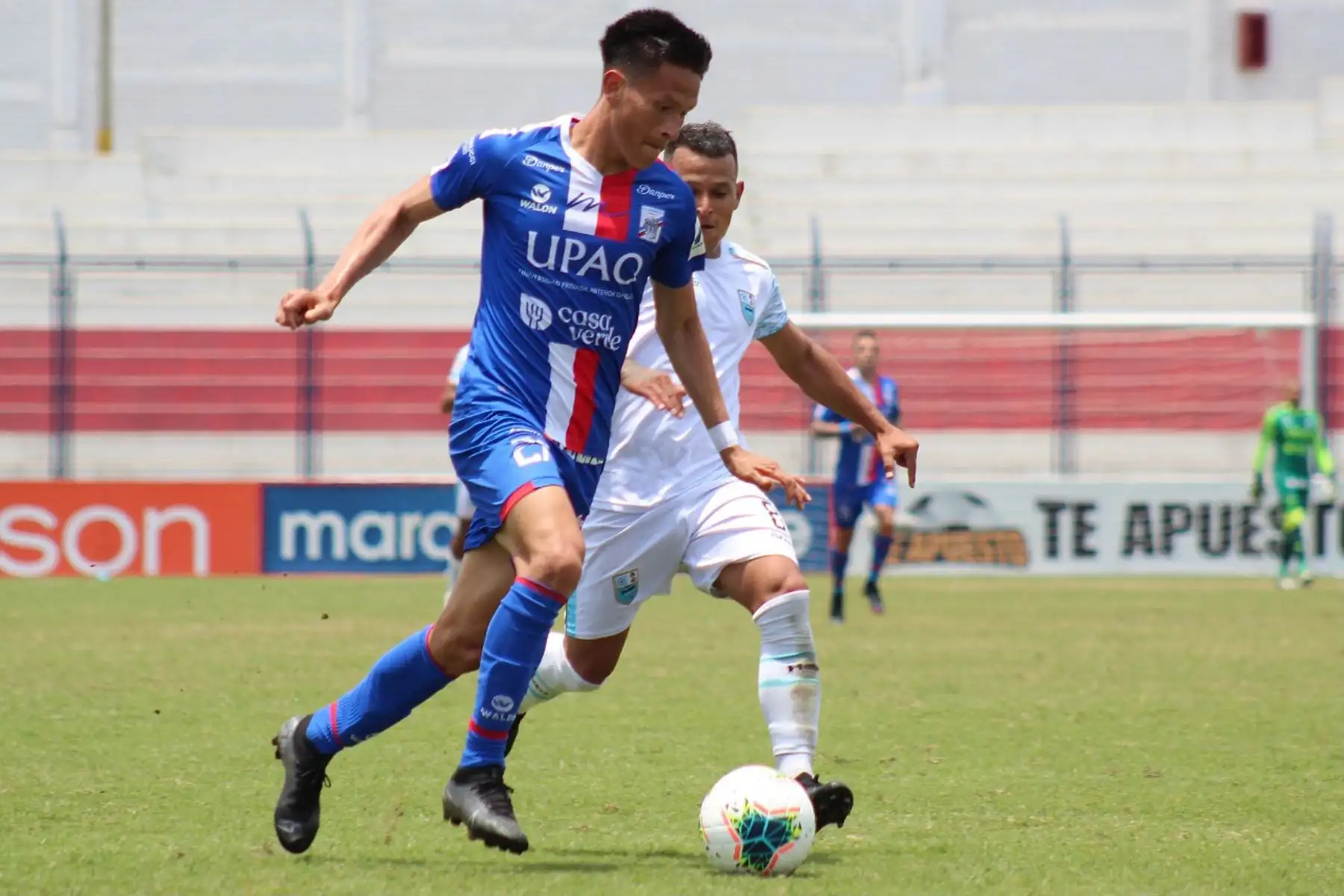 Llacuabamba y Mannucci abren la fecha 5 - Fase 2 de la Liga 1 en Villa El Salvador. Rely Fernández del Manucci y J. Trauco de Llacuabamba disputan el balón durante el encuentro que sostienen ambas escuadras.

Foto: FPF