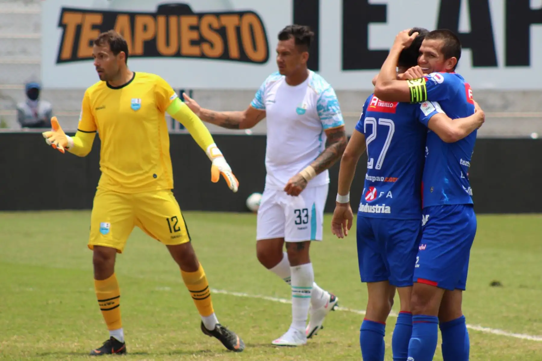 Llacuabamba y Mannucci abren la fecha 5 - Fase 2 de la Liga 1 en Villa El Salvador. Jugadores de Manucci celebran luego de un autogol de Llacuabamba.

Foto: FPF