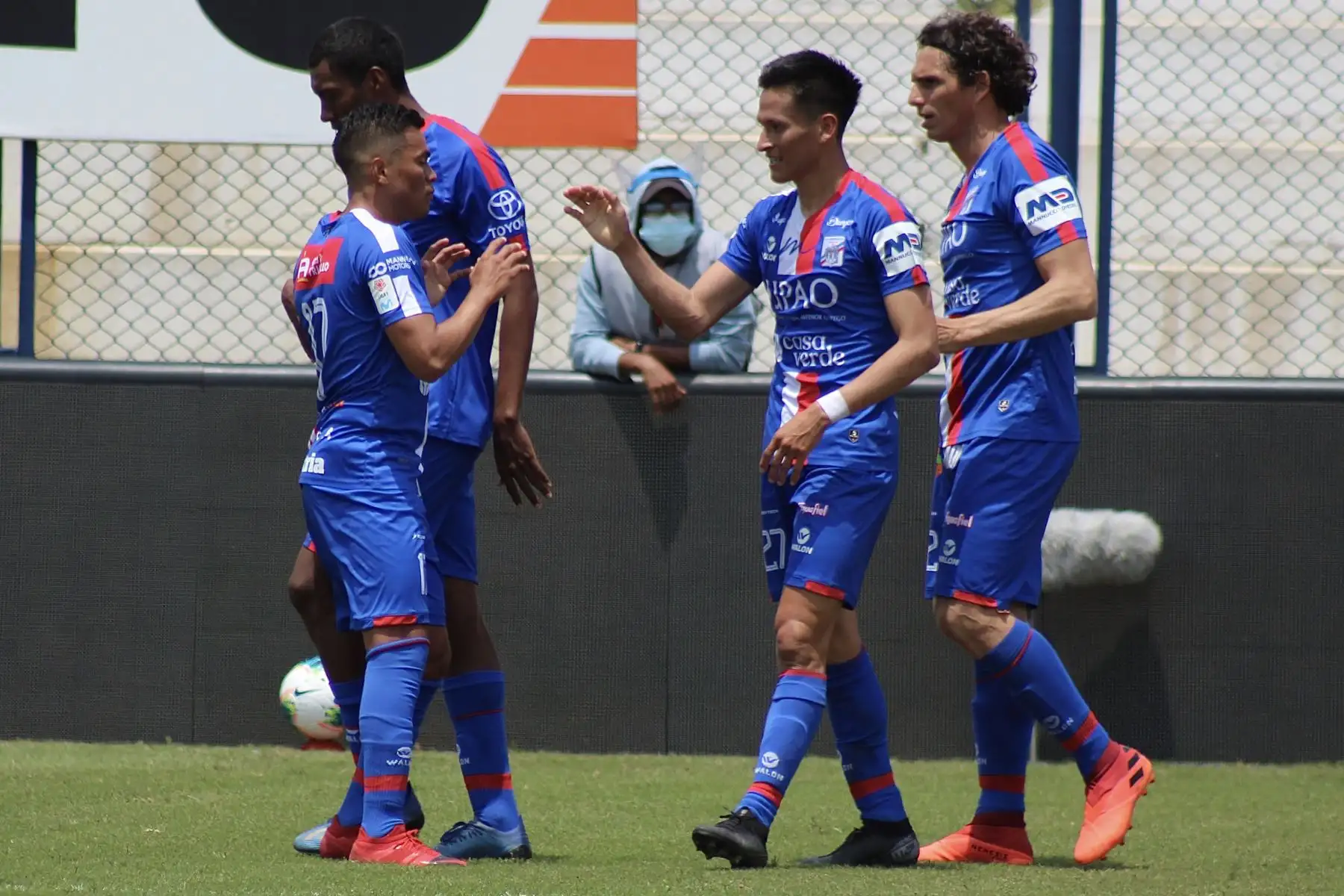 Llacuabamba y Mannucci abren la fecha 5 - Fase 2 de la Liga 1 en Villa El Salvador. 
Celebración de Rely Fernández con sus compañeros de Manucci luego de anotar en el arco de Llacuabamba.

Foto: FPF