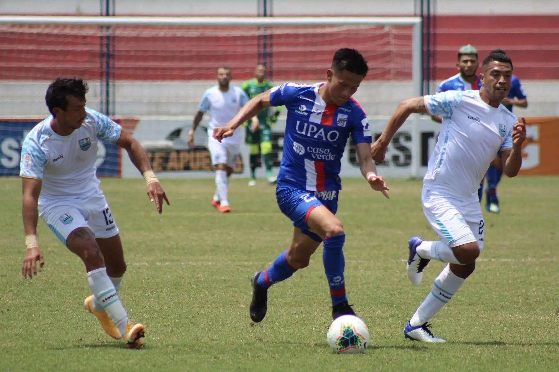 Llacuabamba y Mannucci abren la fecha 5 - Fase 2 de la Liga 1 en Villa El Salvador. Rely Fernández de Manucci es seguido de cerca por dos marcadores de Llacuabamba. 

Foto: FPF