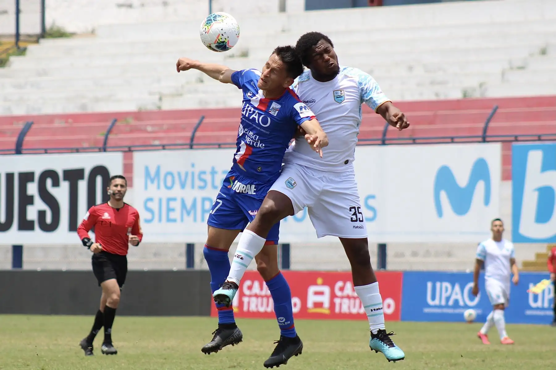 Llacuabamba y Mannucci abren la fecha 5 - Fase 2 de la Liga 1 en Villa El Salvador. Rely Fernández de Manucci y F. Uculmana de Llacuabamba van por el balón divido.

Foto: FPF