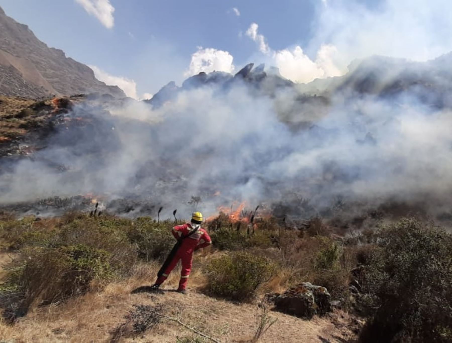 Autoridades de Cusco reportan que dos incendios forestales siguen activos en el Valle Sagrado de los Incas y un tercer siniestro se registra en el distrito de Echarate. ANDINA/Difusión