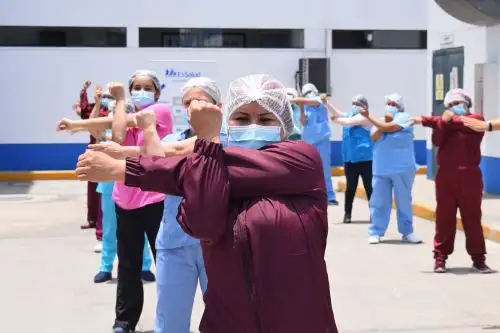 Médicos, enfermeras, obstetras, tecnólogos y otros profesionales del hospital Voto Bernales se juntaron para realizar “pausas activas” liberan carga emocional, superan casos graves y hasta pérdidas de pacientes. Foto: ANDINA/EsSalud