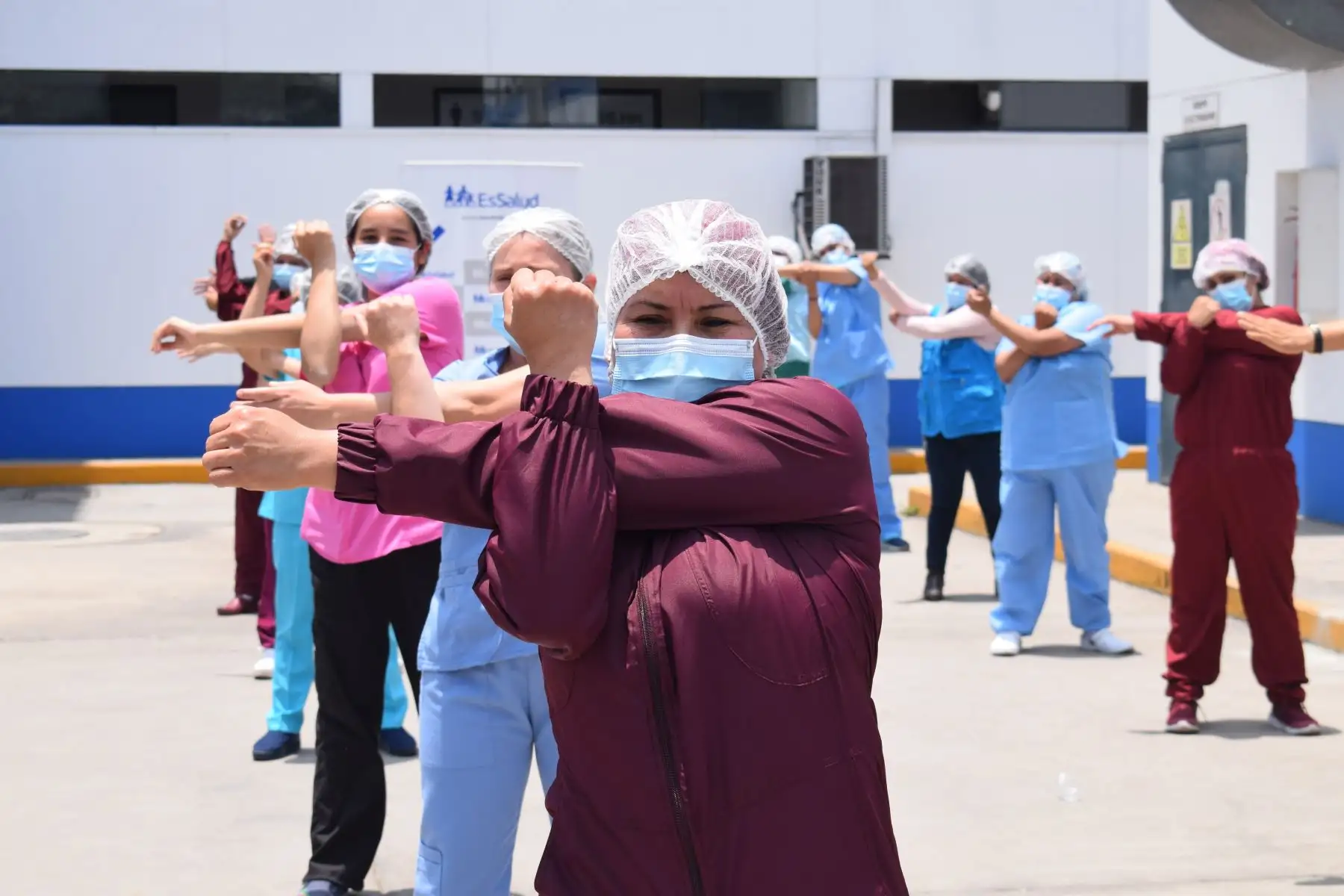 Médicos, enfermeras, obstetras, tecnólogos y otros profesionales del hospital Voto Bernales se juntaron para realizar “pausas activas” liberan carga emocional, superan casos graves y hasta pérdidas de pacientes. Foto: ANDINA/EsSalud