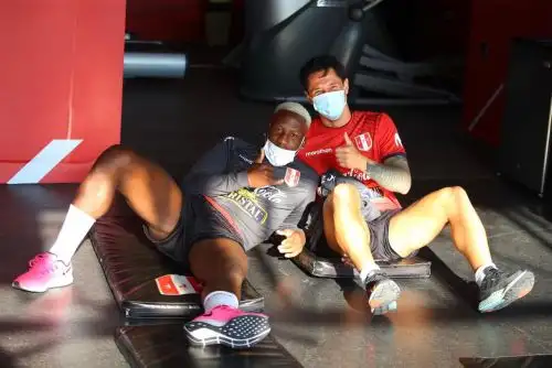 Gianluca Lapadula posa para la foto junto a su compañero Luis Advíncula. Foto: FPF