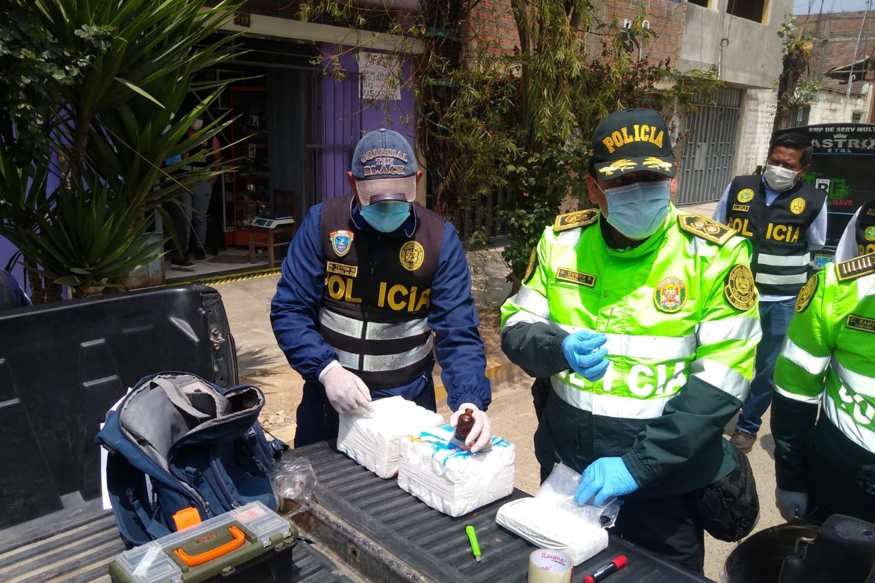Intervención policial en el distrito de Chilca, Huancayo, permitió la incautación de once paquetes de cocaína y la detención de tres personas. Foto: ANDINA/Difusión