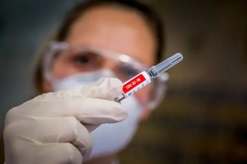 El laboratorio Pfizer afirma que el resultado final del ensayo clínico muestra que su vacuna es 95 % eficaz. AFP