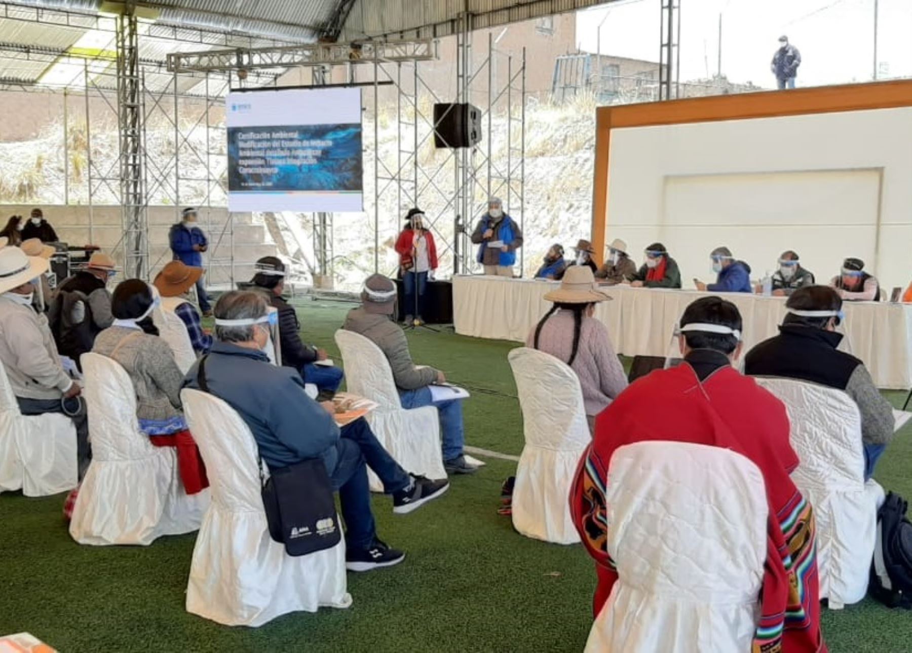 Senace sostiene reunión informativa con comunidadescampesinas de la provincia cusqueña de Espinar. En la reunión se evaluó el proyecto de certificación ambiental de minera que opera en la zona.