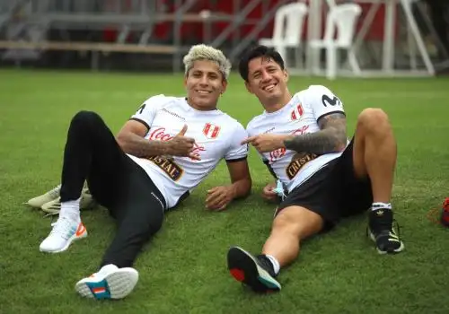 Lapadula y Raúl Ruidíaz se muestran juntos en el entrenamiento de la selección peruana