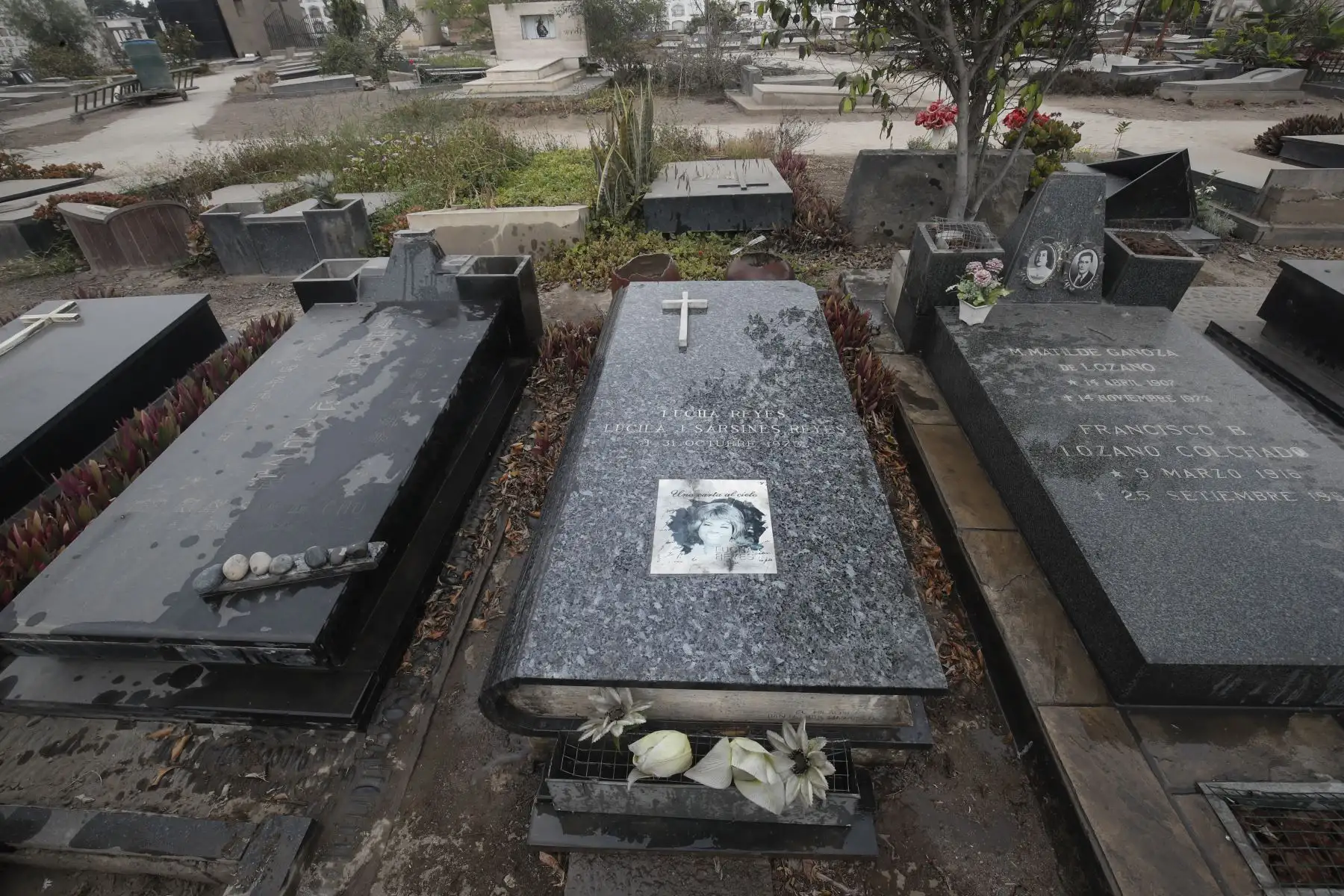 Sepulcro de la artista criolla Lucha Reyes en el Cementerio El Ángel.

Foto:ANDINA/ Juan Carlos Guzmán Negrini