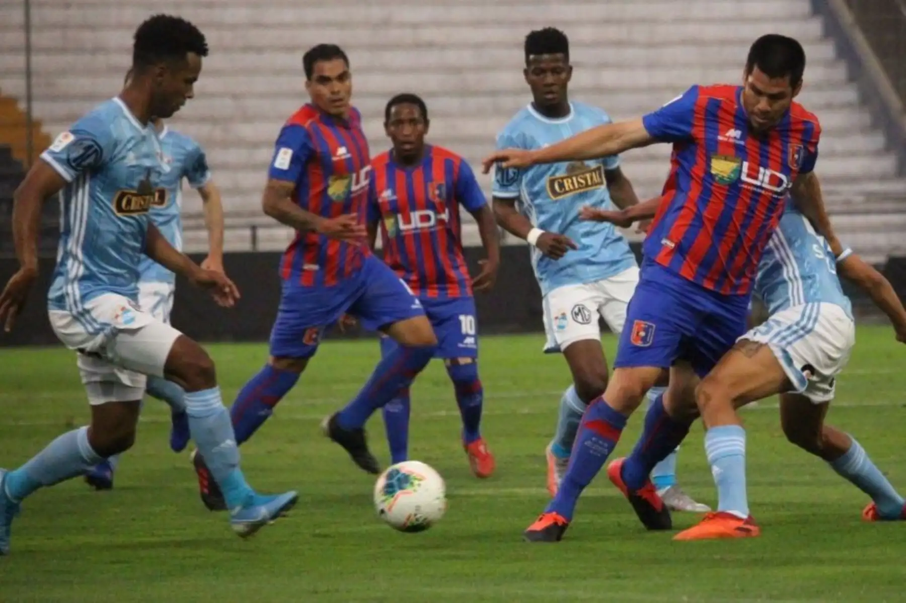 Hernán Rengifo enfrenta a Olivares. Sporting Cristal y Alianza Universidad se enfrentan en el Estadio Alejandro Villanueva por la Fase 2. Foto: Liga 1