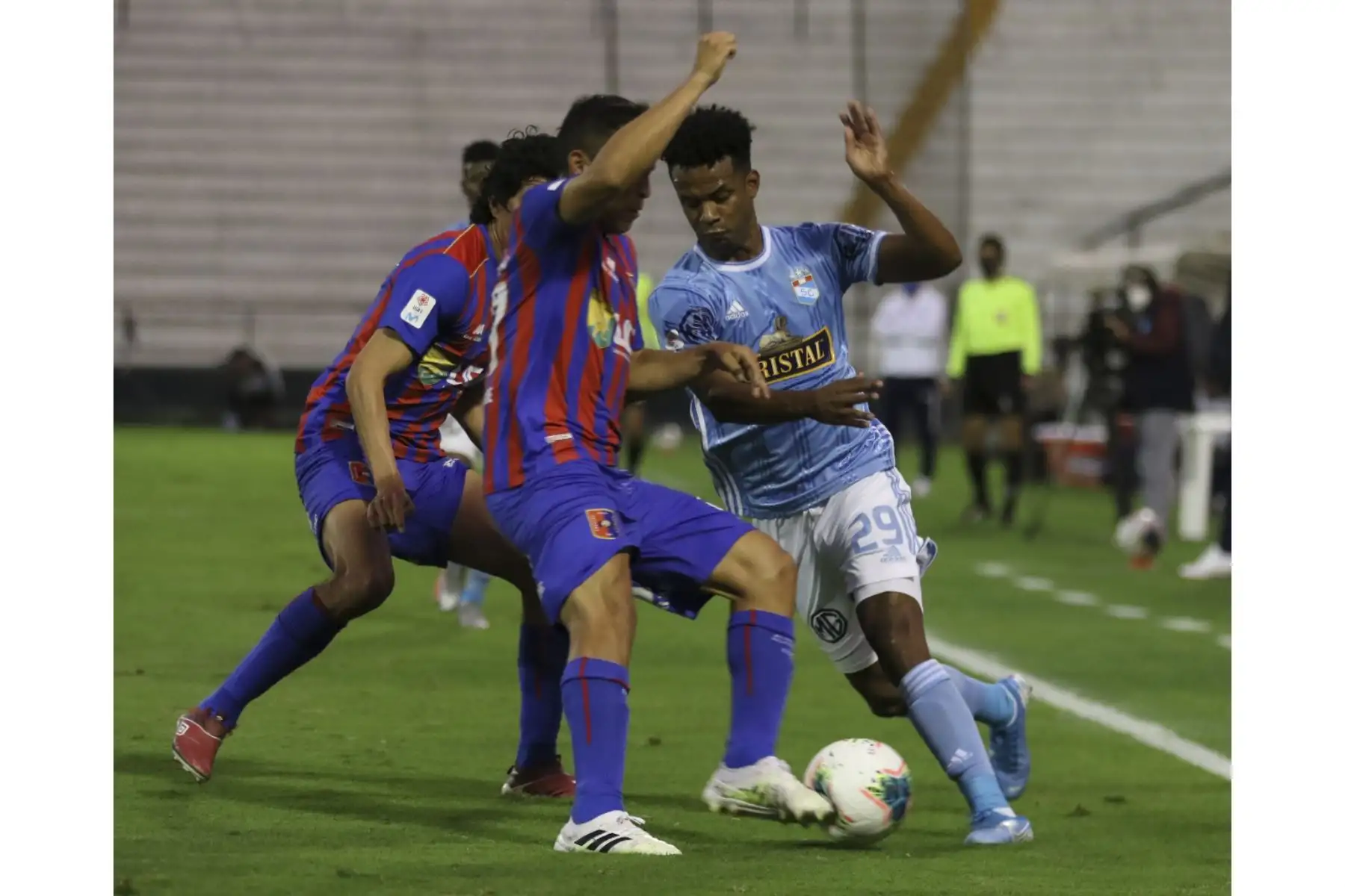 Corozo domina el balón. Sporting Cristal y Alianza Universidad se enfrentan en el Estadio Alejandro Villanueva por la Fase 2. Foto: Liga 1