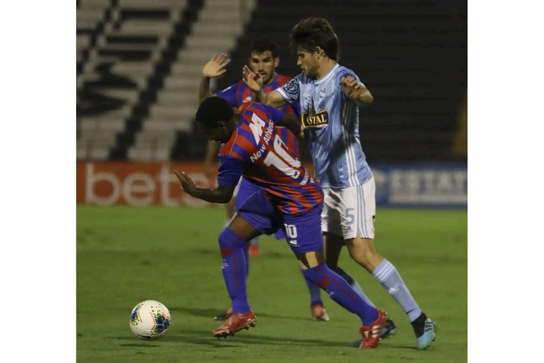 Merlo marca a un rival. Sporting Cristal y Alianza Universidad se enfrentan en el Estadio Alejandro Villanueva por la Fase 2. Foto: Liga 1