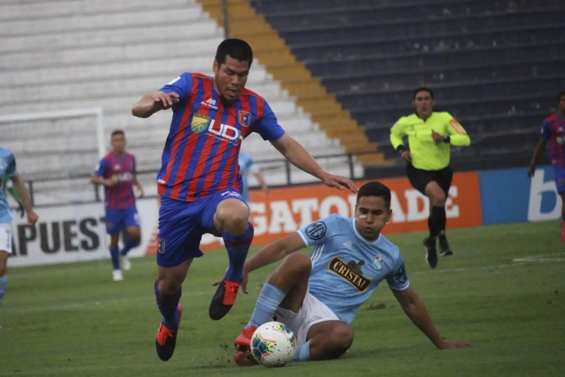 Hernán Rengifo disputa el balón. Sporting Cristal y Alianza Universidad se enfrentan en el Estadio Alejandro Villanueva por la Fase 2. Foto: Liga 1