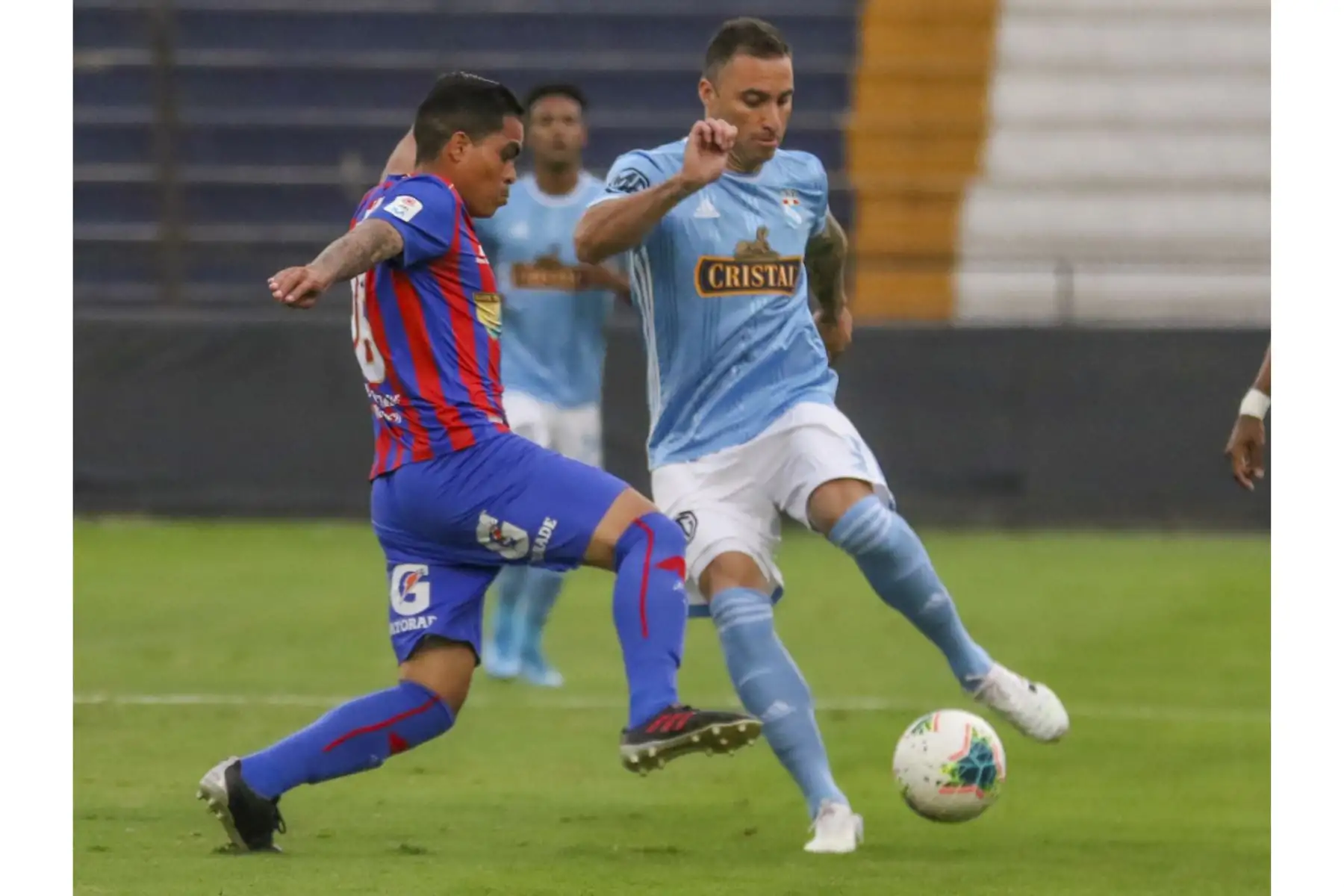 Emmanuel Herrera domina el balón. Sporting Cristal y Alianza Universidad se enfrentan en el Estadio Alejandro Villanueva por la Fase 2. Foto: Liga 1