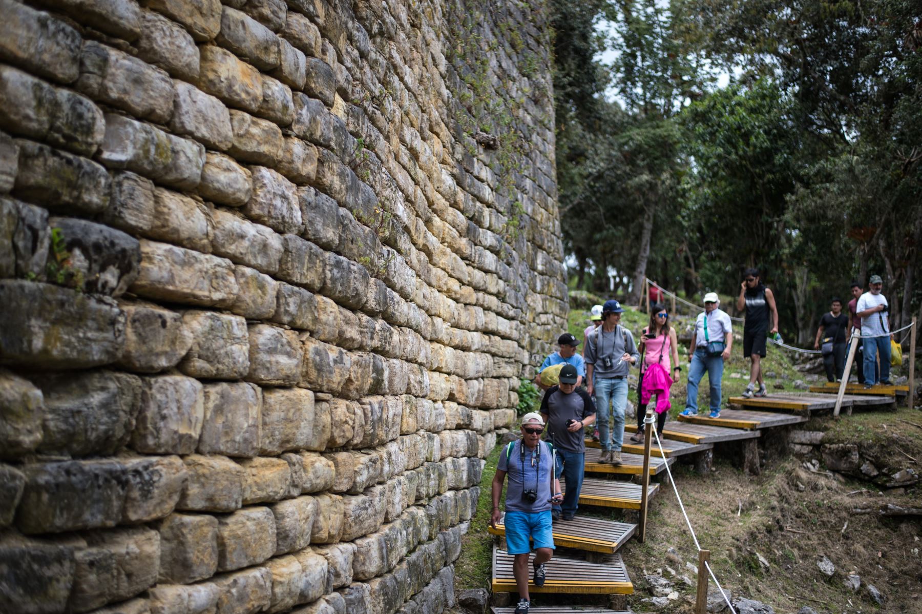 Los turistas visitan Kuelap, una ciudadela fortificada construida por los indígenas Chachapoya entre los siglos VI y XI en la región amazónica. Foto: AFP