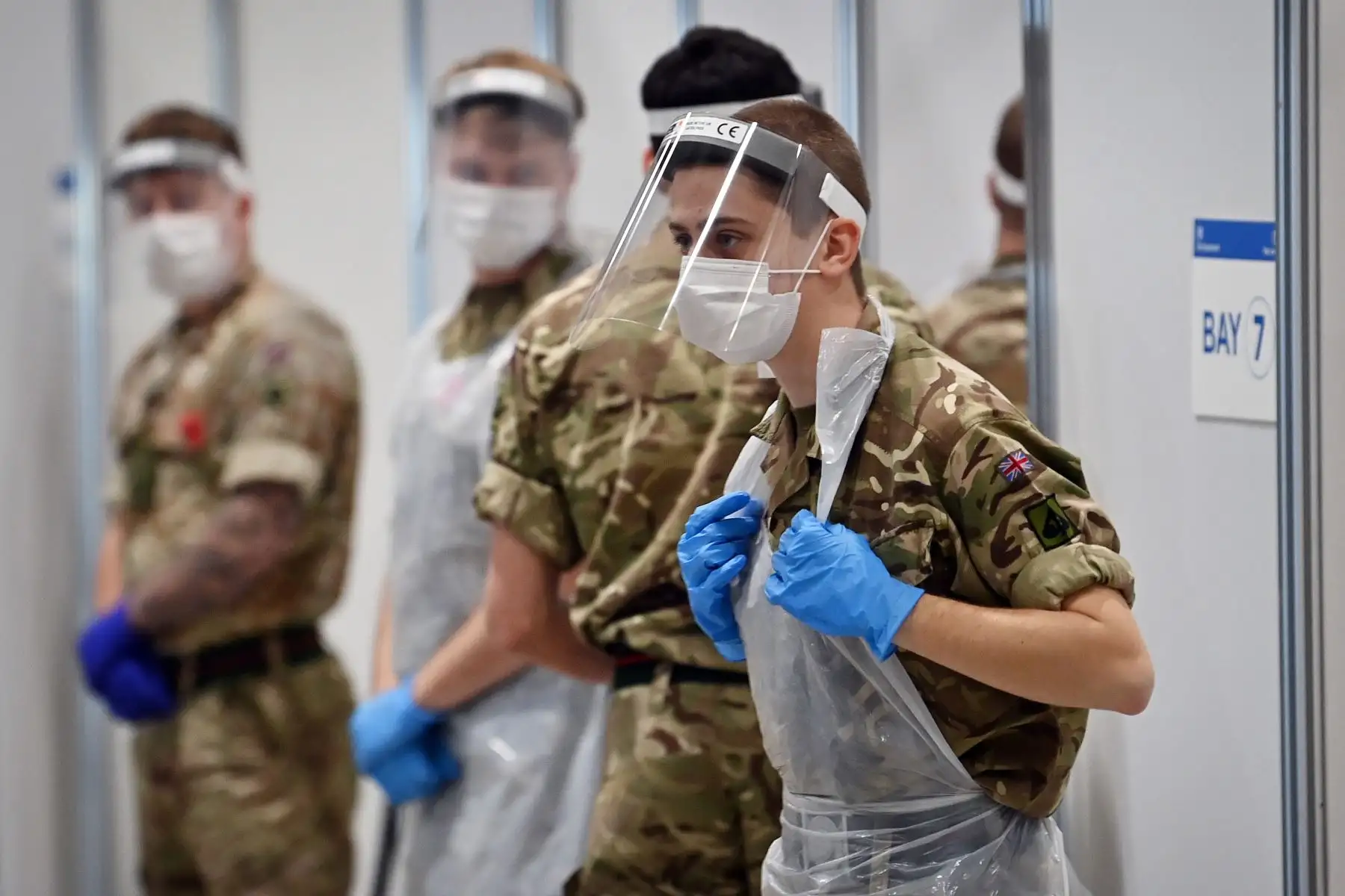 Soldados usan equipo de bioseguridad completo para ayudar a las pruebas de Covid-19 en un centro de pruebas rápidas de coronavirus, en el centro de exposiciones de Liverpool. Foto: AFP