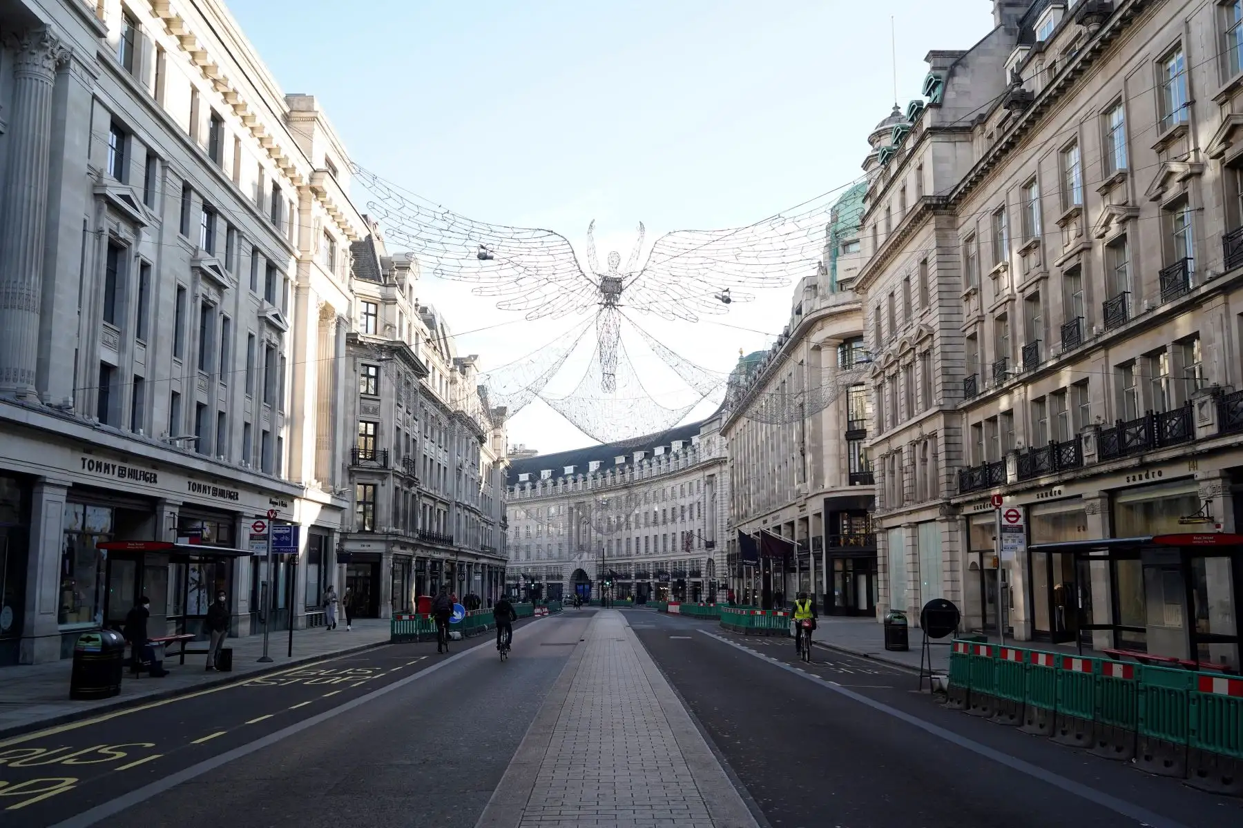 Los ciclistas pedalean por una calle Regent desierta en el centro de Londres cuando Inglaterra entra en un segundo bloqueo por coronavirus. Foto: AFP