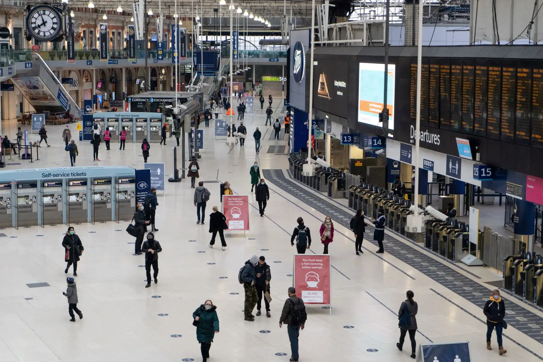 Los viajeros usan mascarillas mientras caminan en la estación de Waterloo en el centro de Londres cuando Inglaterra entra en un segundo bloqueo por coronavirus. Foto: AFP