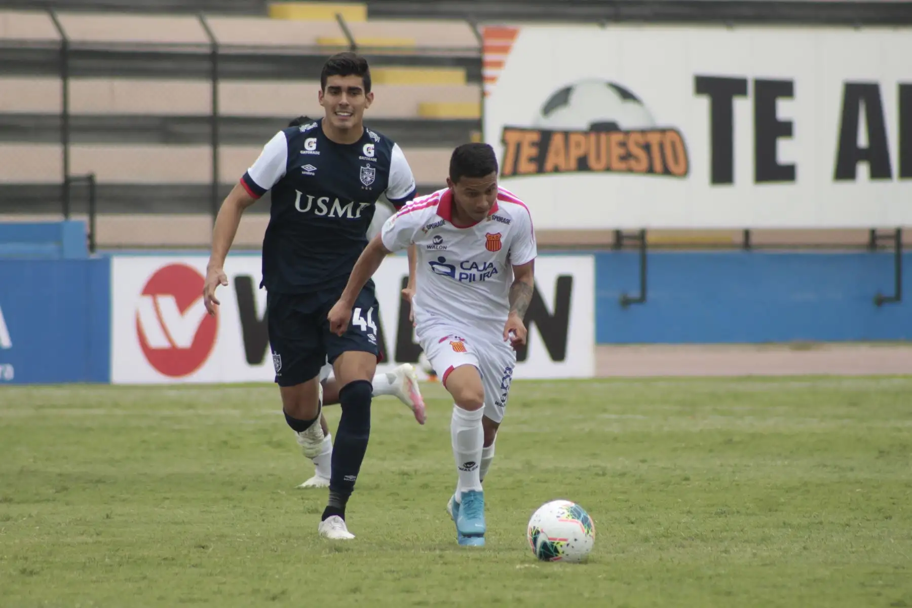 A. Barco de la San Martín se enfrenta a su rival del Atlético Grau durante partido por la quinta jornada de la fase 2 de la Liga 1, en el estadio Miguel Grau del Callao. Foto: Liga 1