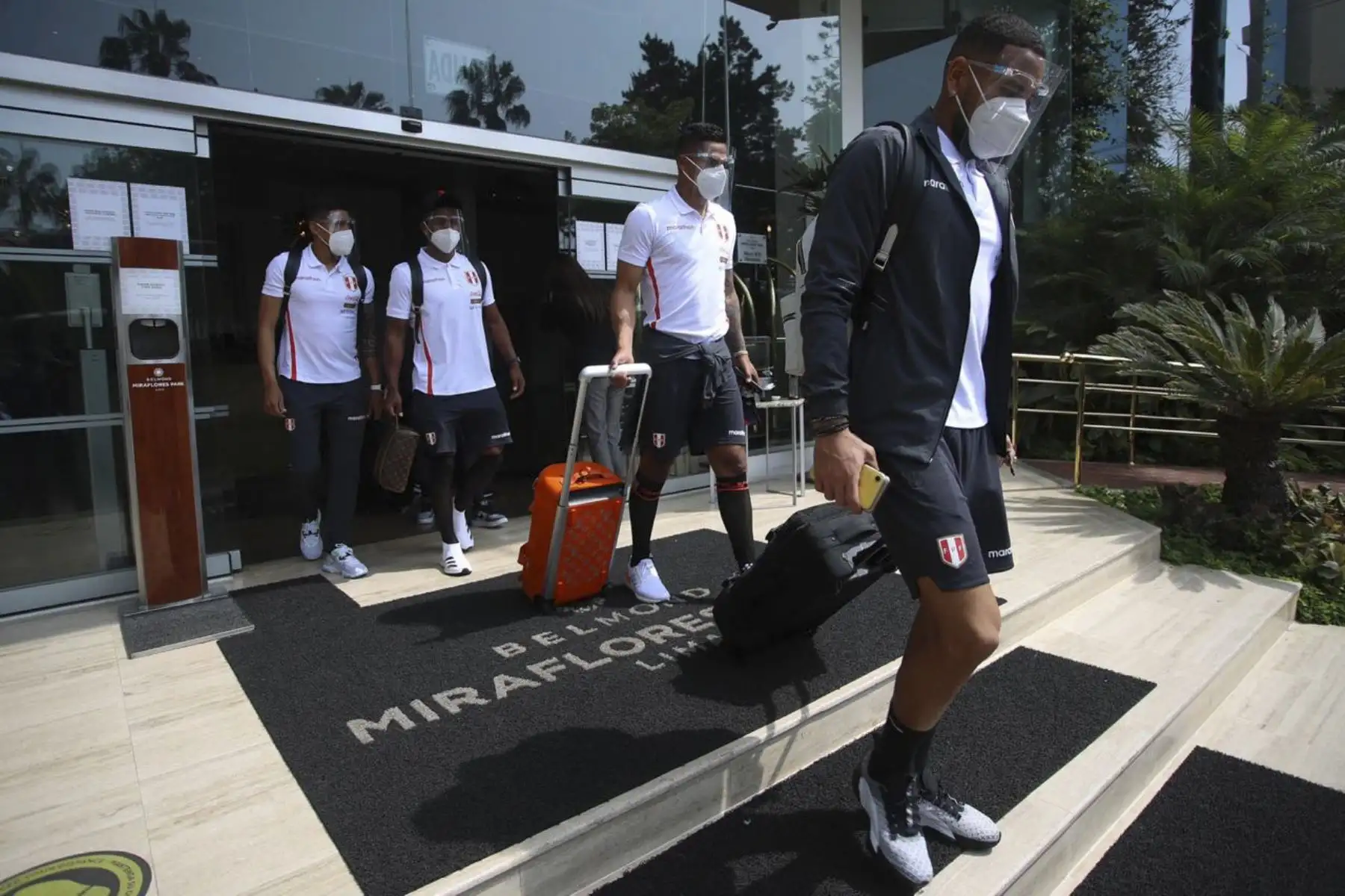 La Selección Peruana parte desde su hotel de concentración hacia el aeropuerto rumbo a Chile a quien enfrentará este viernes por la fecha 3 de las eliminatorias rumbo a Qatar 2022. Foto: FPF
