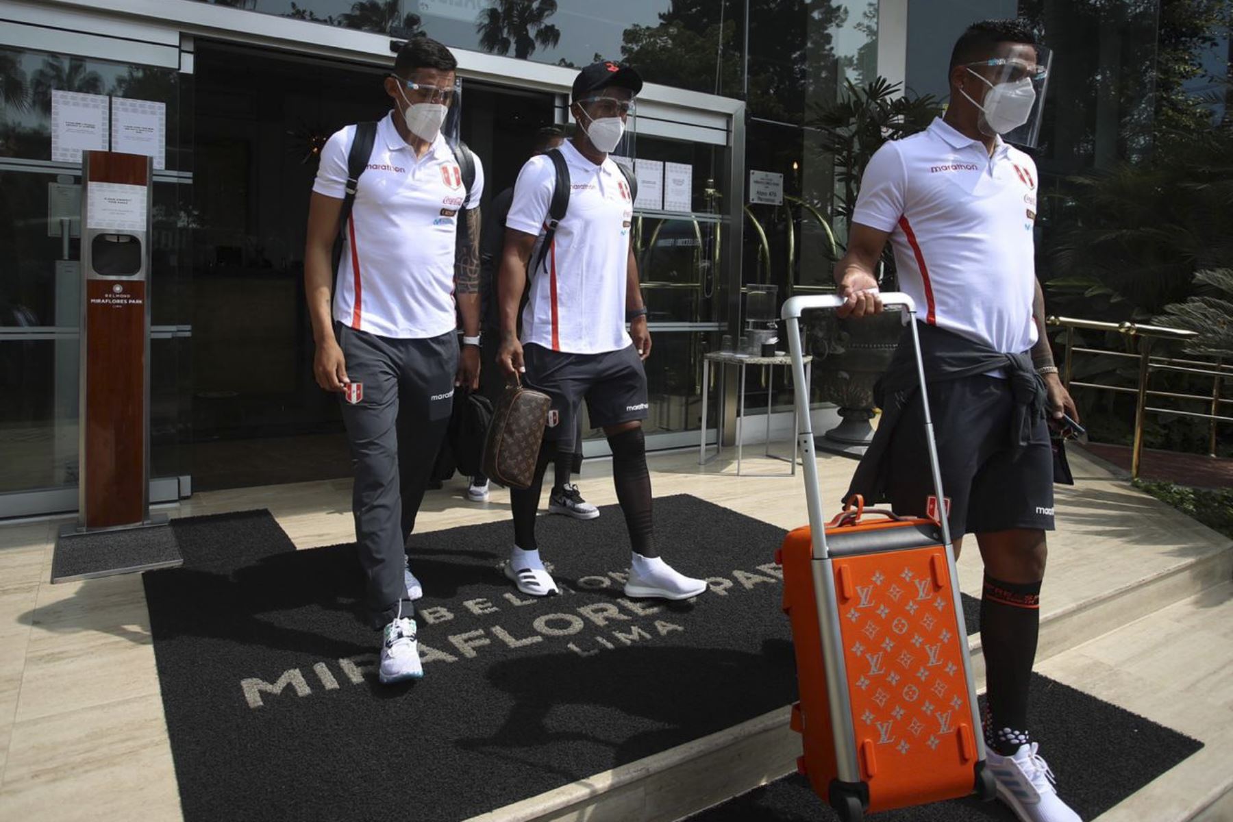 La Selección Peruana parte desde su hotel de concentración hacia el aeropuerto rumbo a Chile a quien enfrentará este viernes por la fecha 3 de las eliminatorias rumbo a Qatar 2022. Foto: FPF