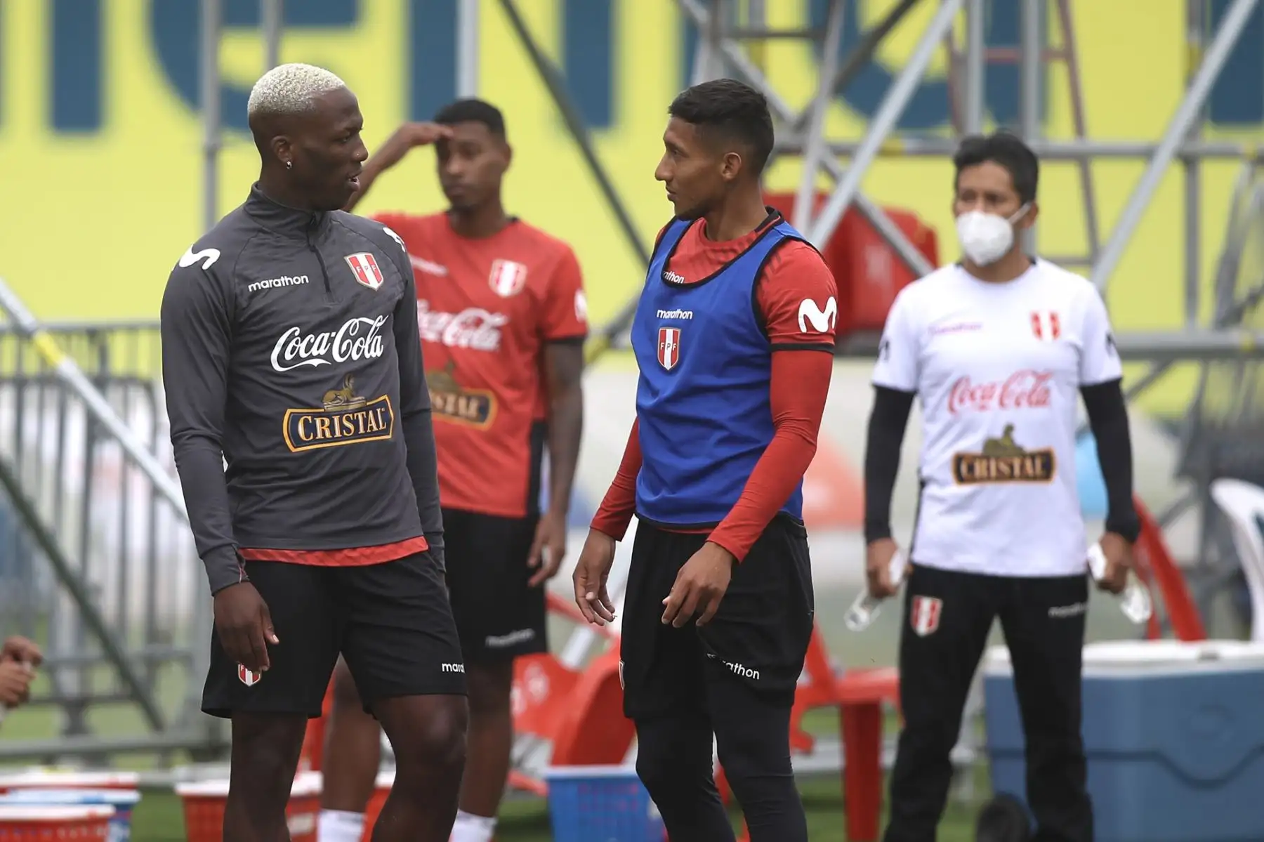 Luis Advincula y Christofer Gonzáles de la Selección peruana realiza su última práctica en Lima previo viaje a Santiago para enfrentar a Chile por la Clasificatorias Qatar 2022. Foto: @SeleccionPeru