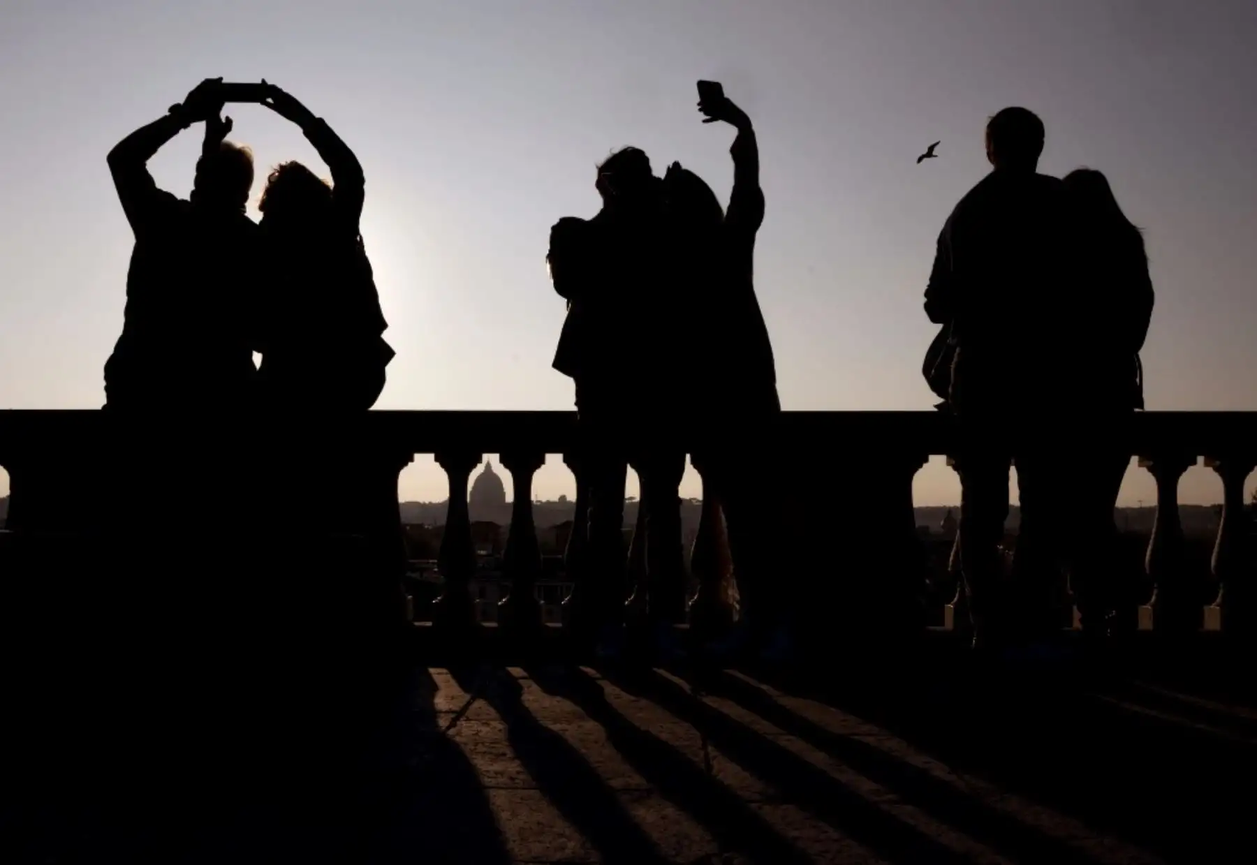 La gente toma fotos desde la terraza del Pincio, en Roma. Foto: AFP