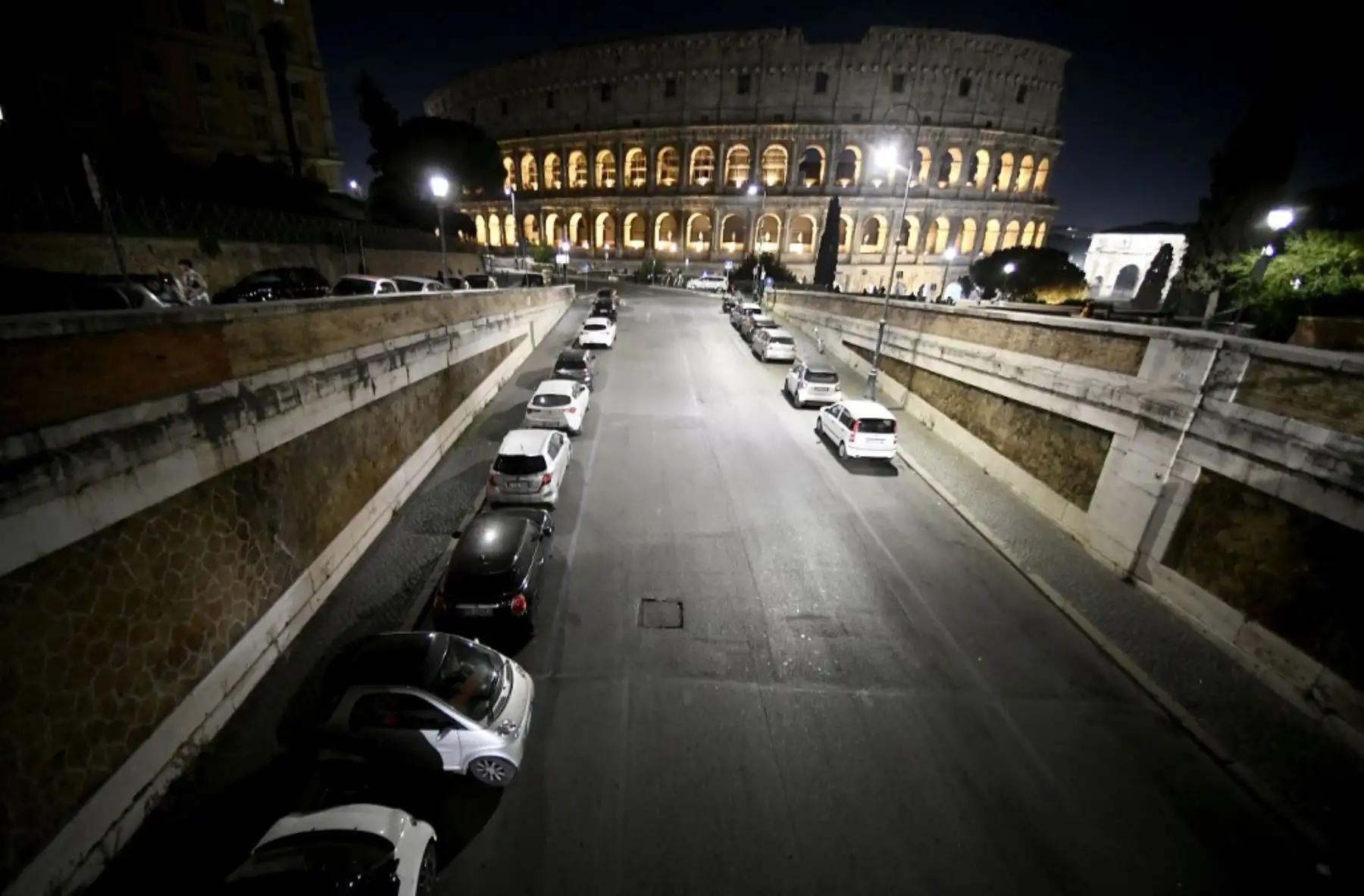 Una vista de una carretera vacía que conduce al Coliseo en Roma el 11 de noviembre de 2020, durante las medidas de restricción del gobierno para frenar la propagación de la pandemia Covid-19 causada por el nuevo coronavirus. Foto: AFP