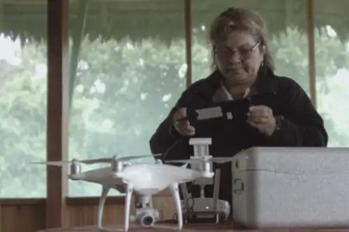 Ella es Flor Rumayna, la primera mujer concesionaria del país en certificarse como operadora de drones, tecnología que usa para cuidar su concesión de ecoturismo en Madre de Dios.