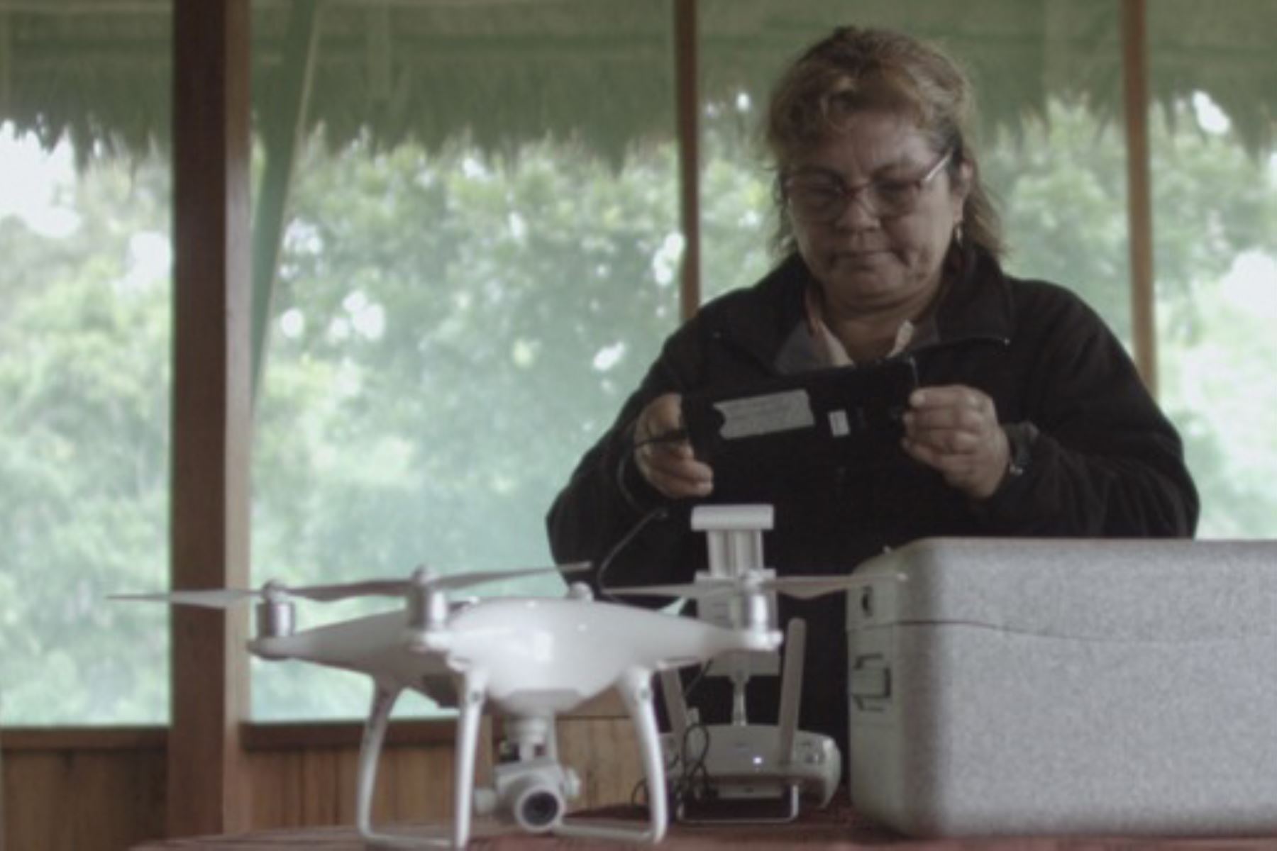 Ella es Flor Rumayna, la primera mujer concesionaria del país en certificarse como operadora de drones, tecnología que usa para cuidar su concesión de ecoturismo en Madre de Dios.