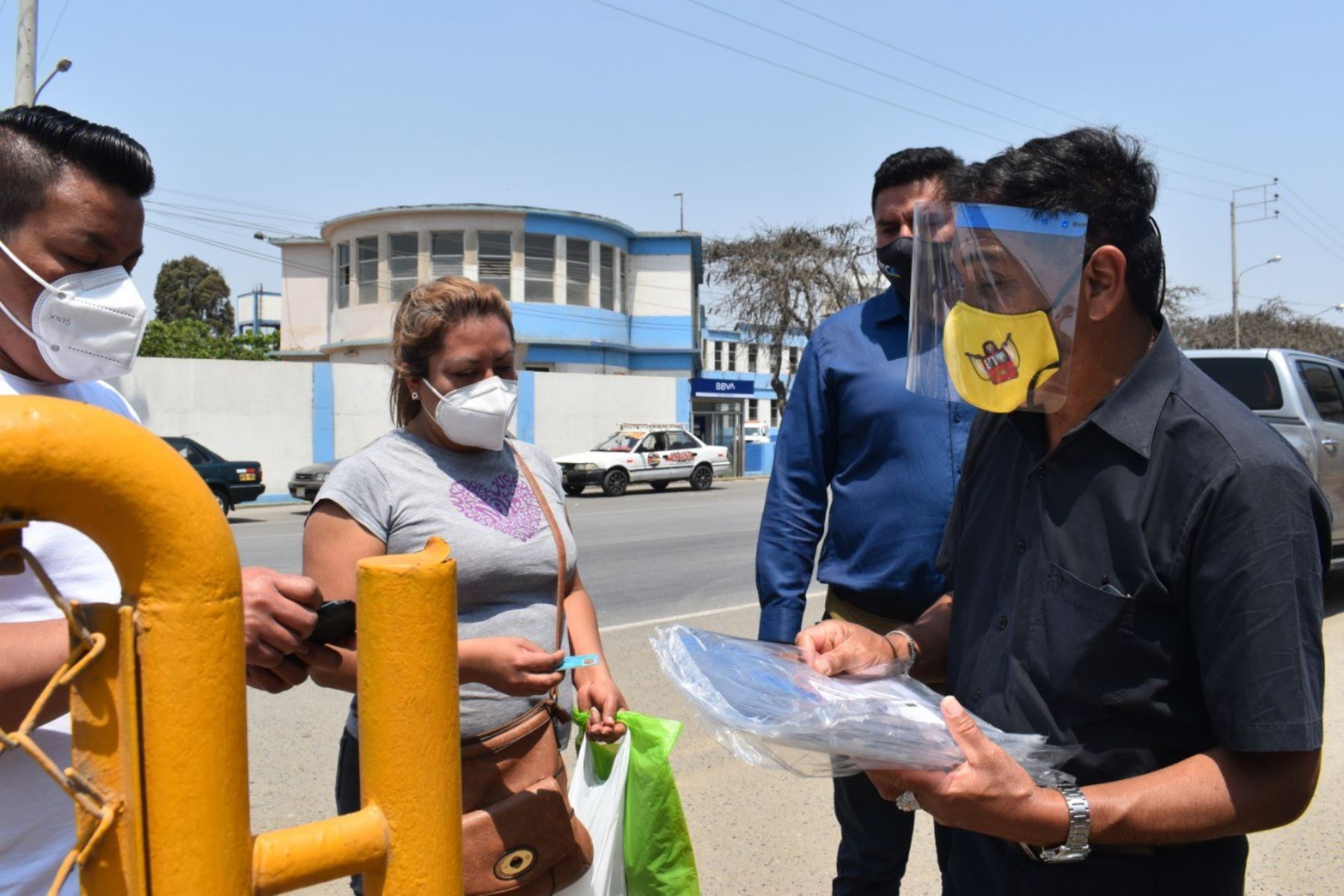 Autoridades locales entregan protectores faciales a usuarios del transporte público con el propósito de evitar una segunda ola de covid-19 en La Libertad. Foto: ANDINA/Difusión