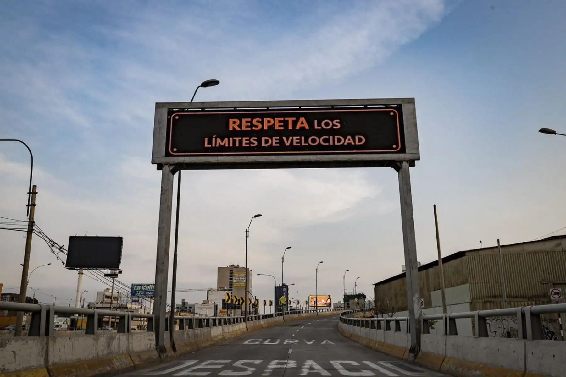 Las labores en cada una de las pantallas, de 7 metros de ancho por 1.5 metros de alto en promedio, incluyen el cambio de módulos LED, flats de comunicación y fuentes dañadas, calibración y configuración de softwares, entre otros. Foto: ANDINA/Municipalidad de Lima